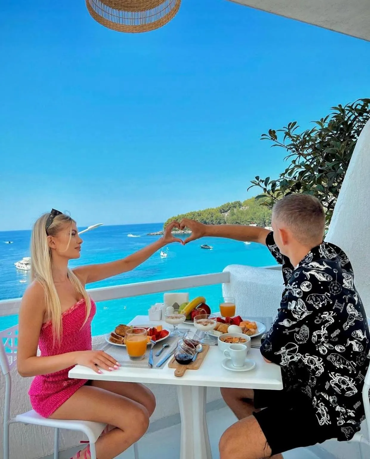 Restaurant/places to eat in Geo & Art Boutique Hotel Himara