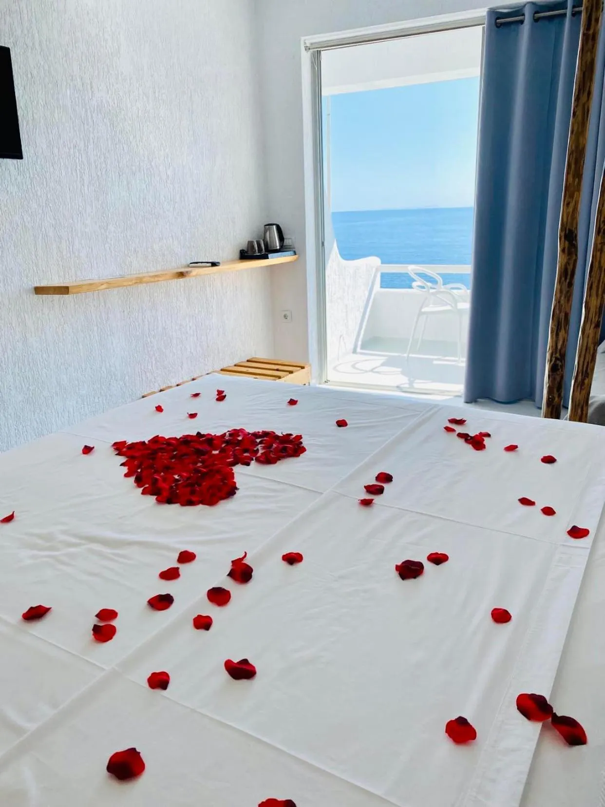 Bed in Geo & Art Boutique Hotel Himara