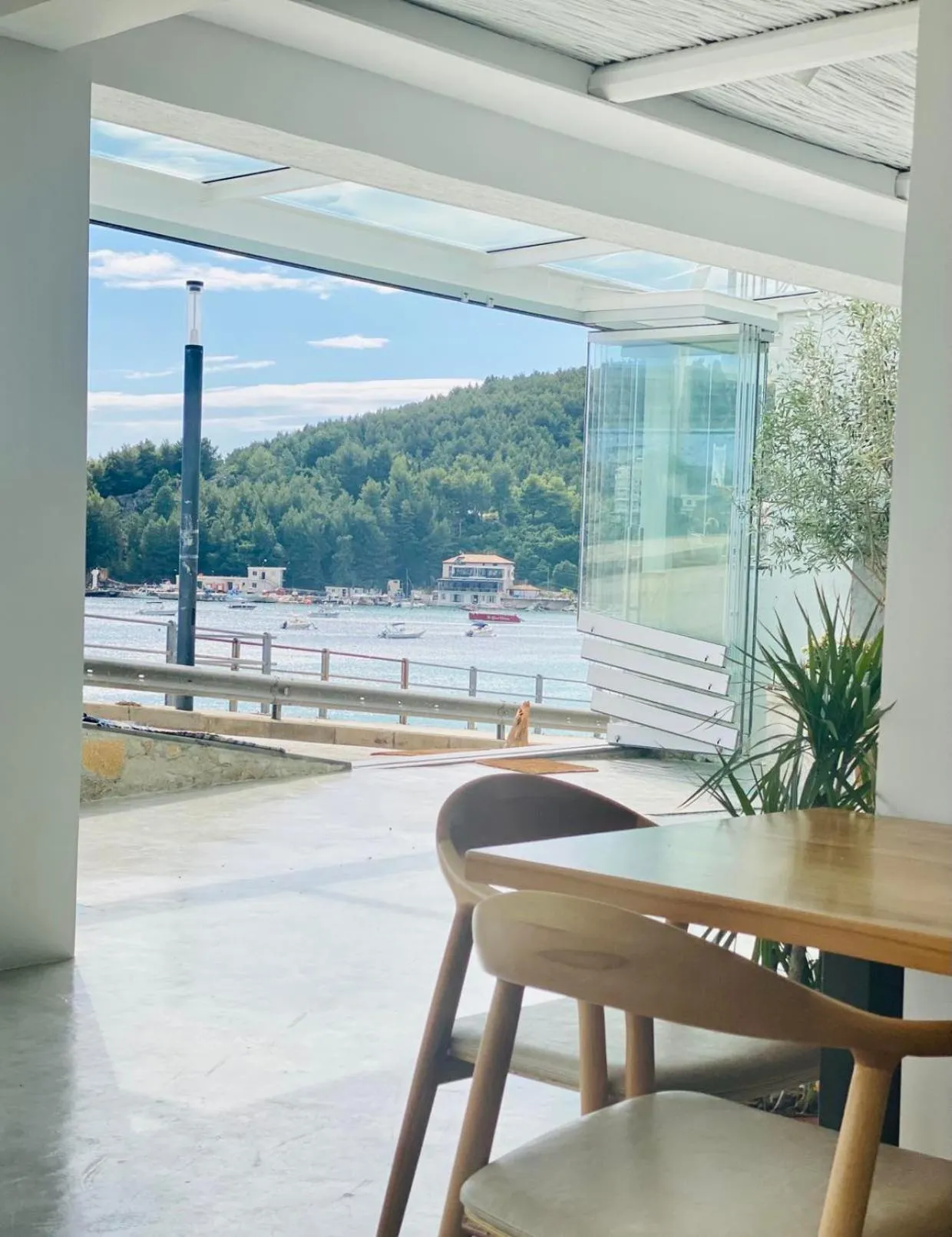 Restaurant/places to eat in Geo & Art Boutique Hotel Himara