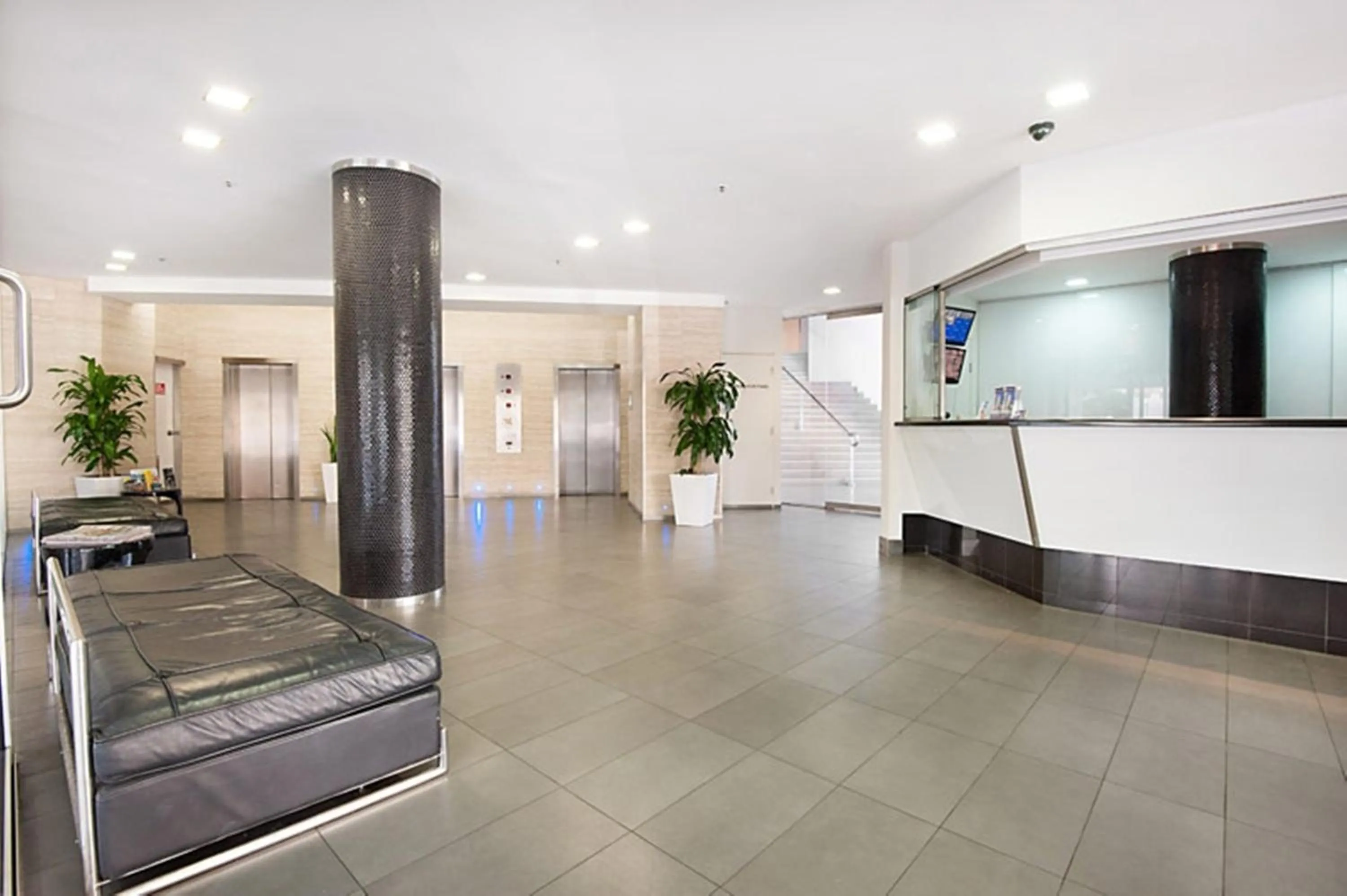 Lobby or reception in Surfers International Apartments