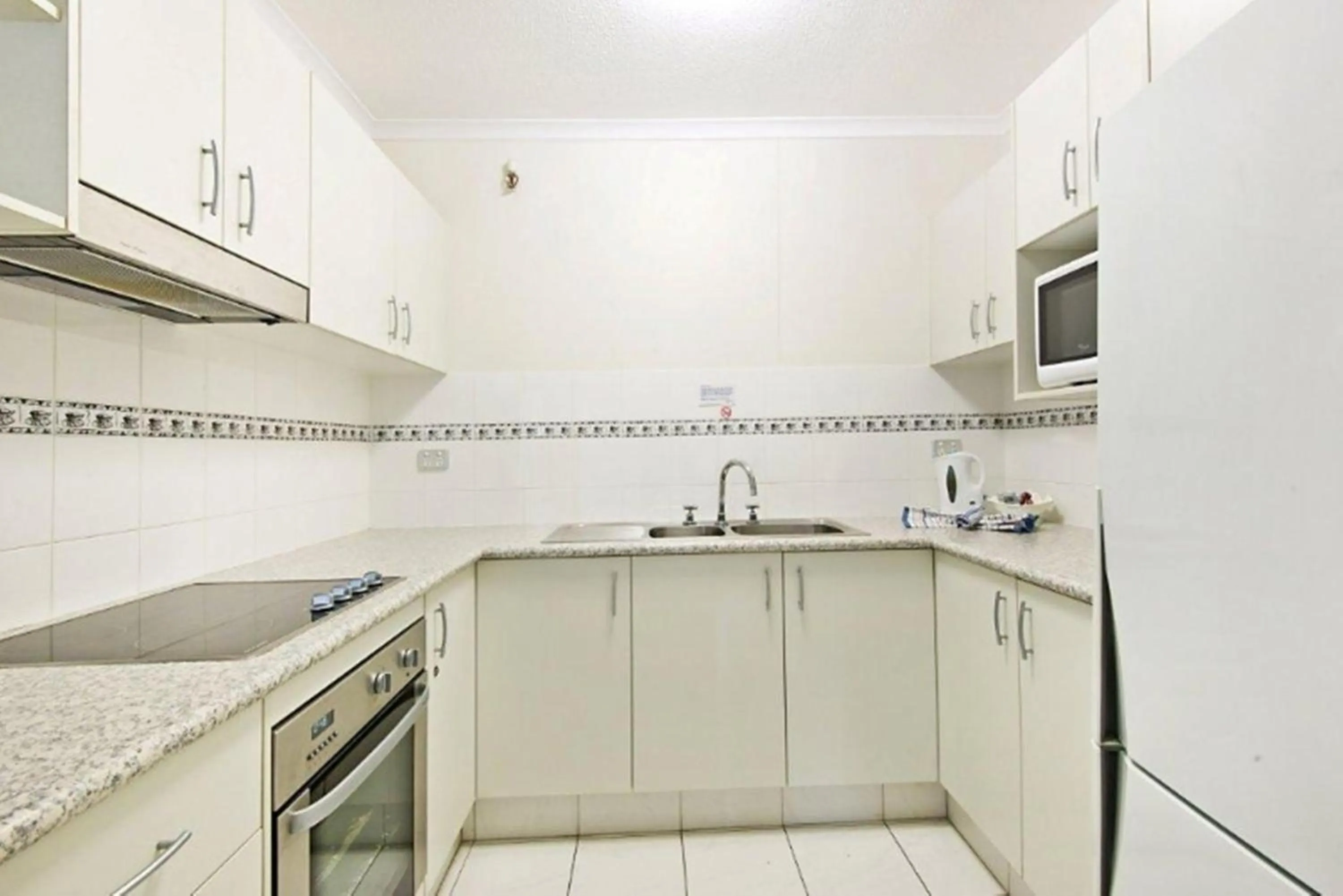 Kitchen or kitchenette in Surfers International Apartments