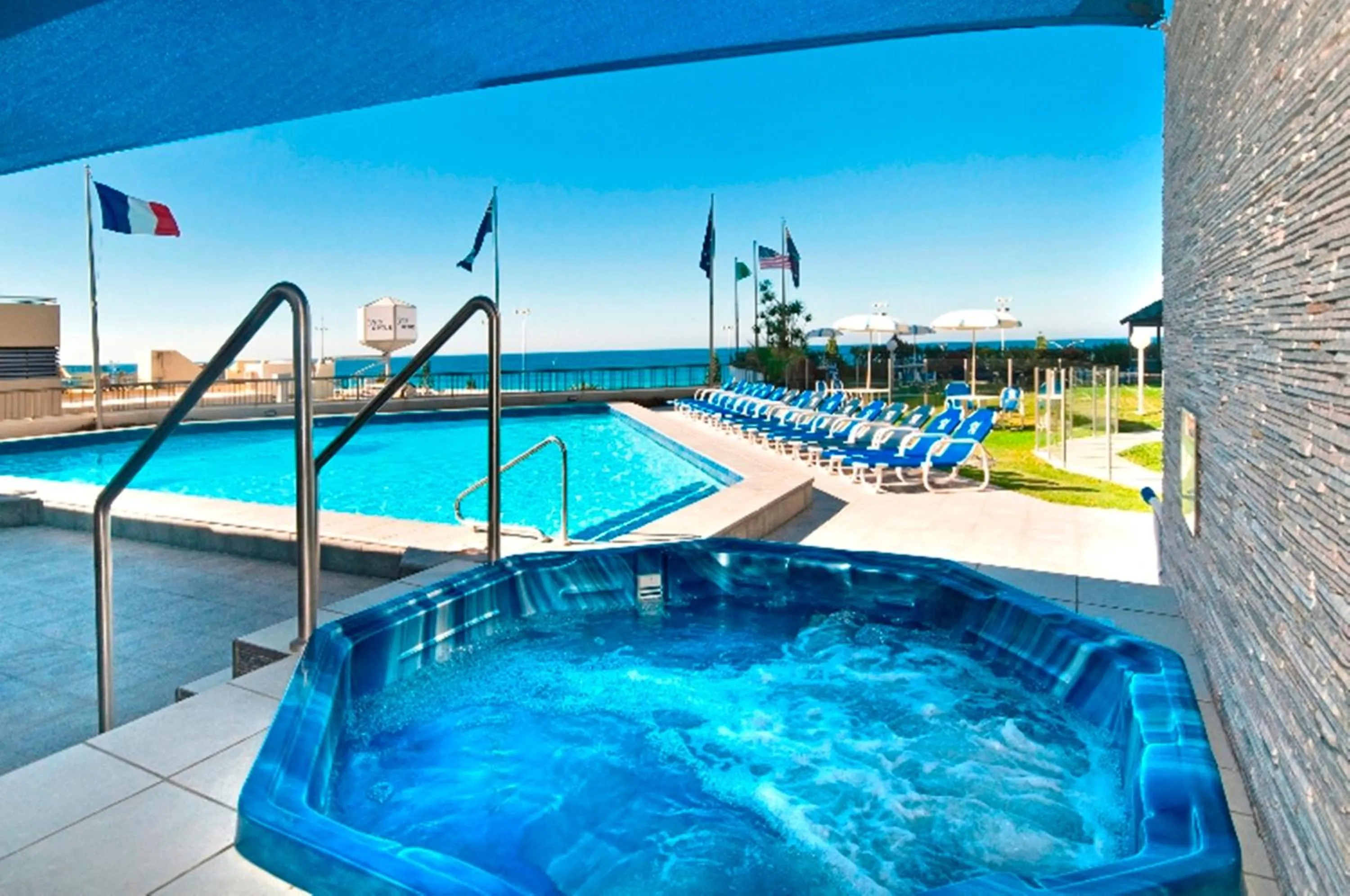 Swimming pool in Surfers International Apartments