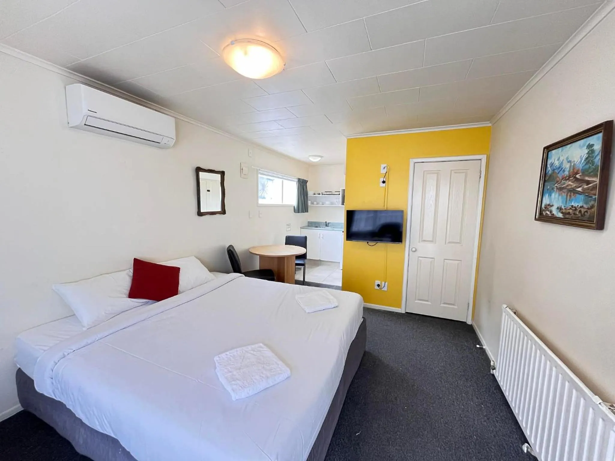 View (from property/room), Bed in Kowhai Motel Rotorua