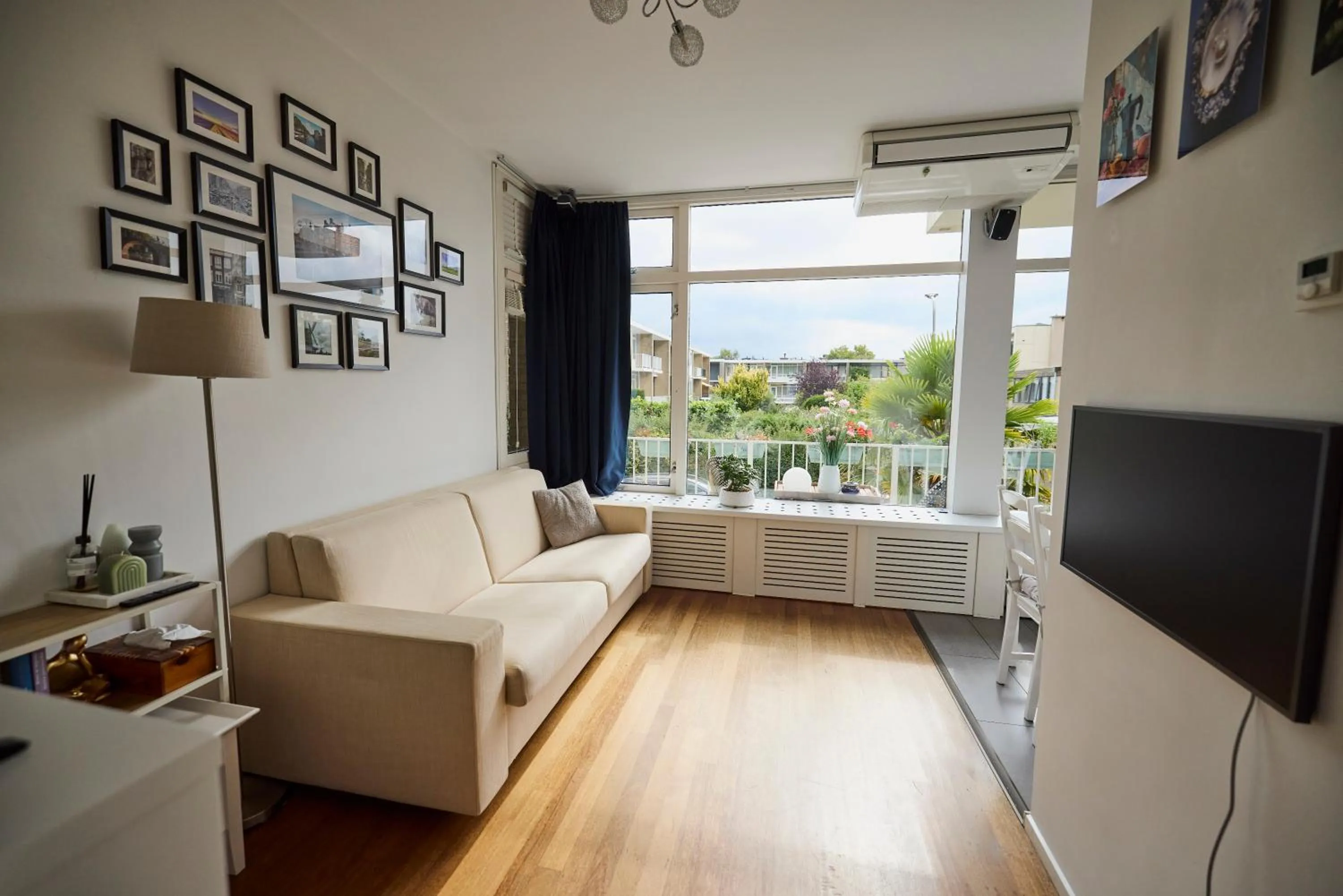 Seating area in Treehouse Inn