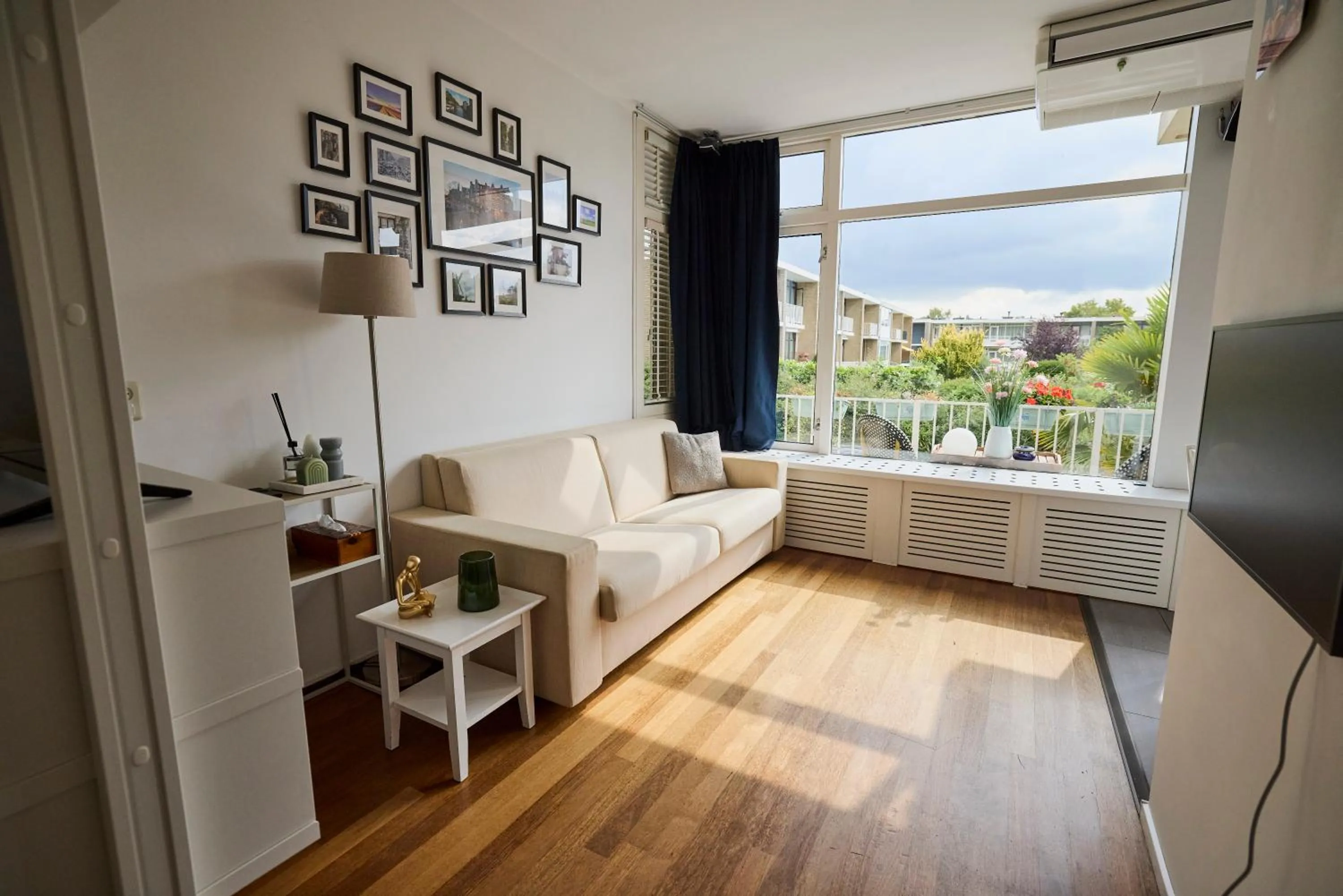 Seating area in Treehouse Inn