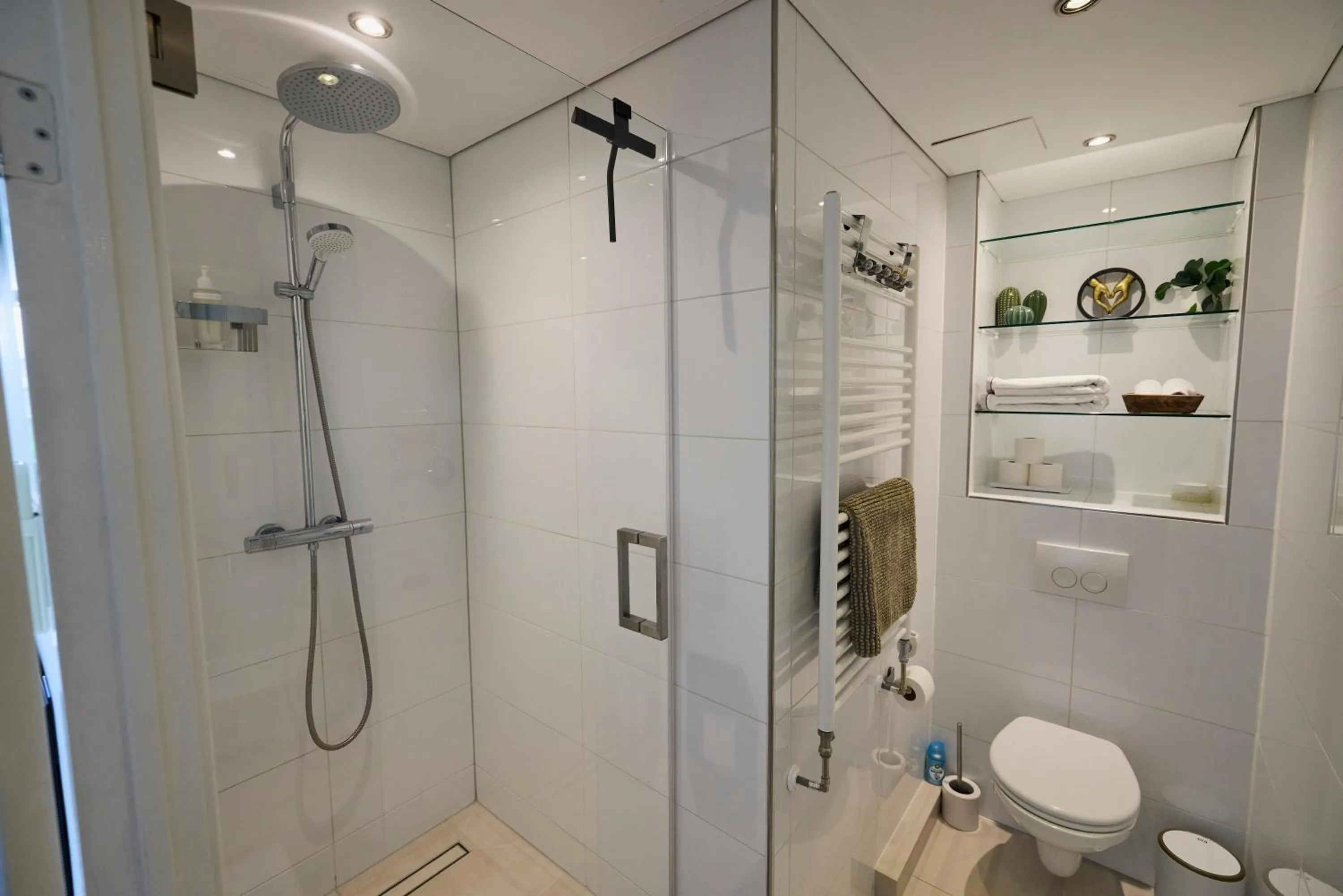 Shower in Treehouse Inn