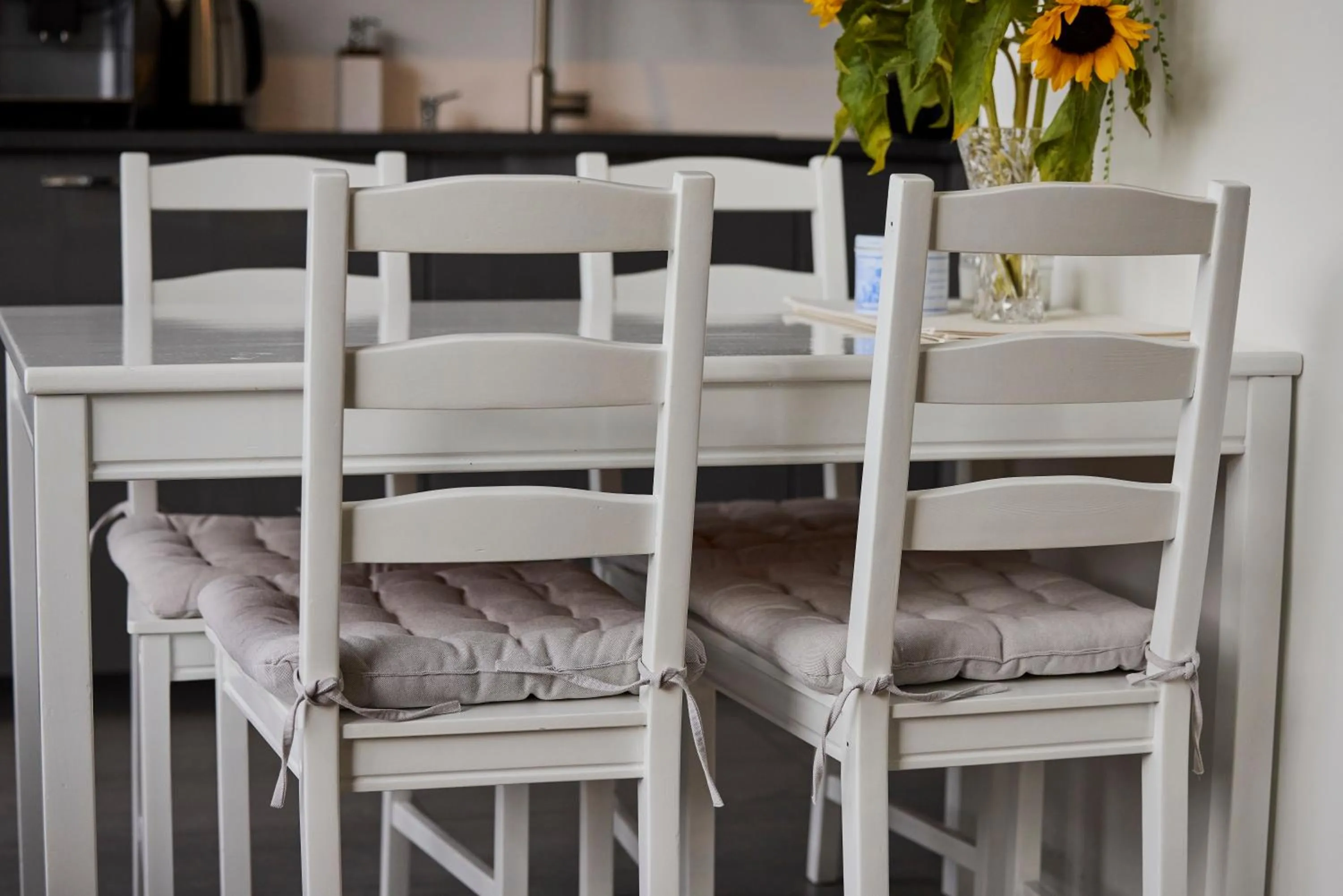 Dining area, Bed in Treehouse Inn
