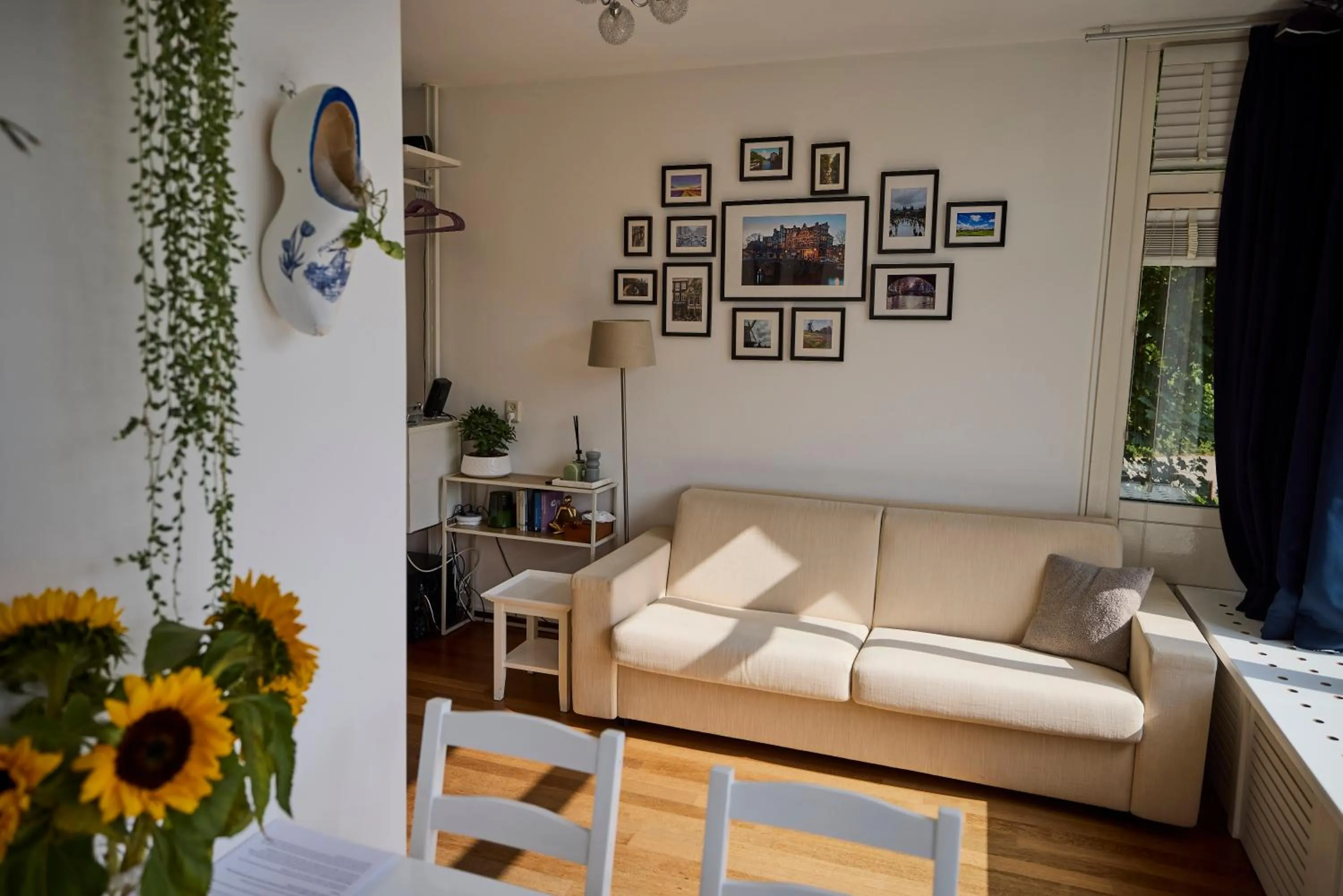 Seating area in Treehouse Inn