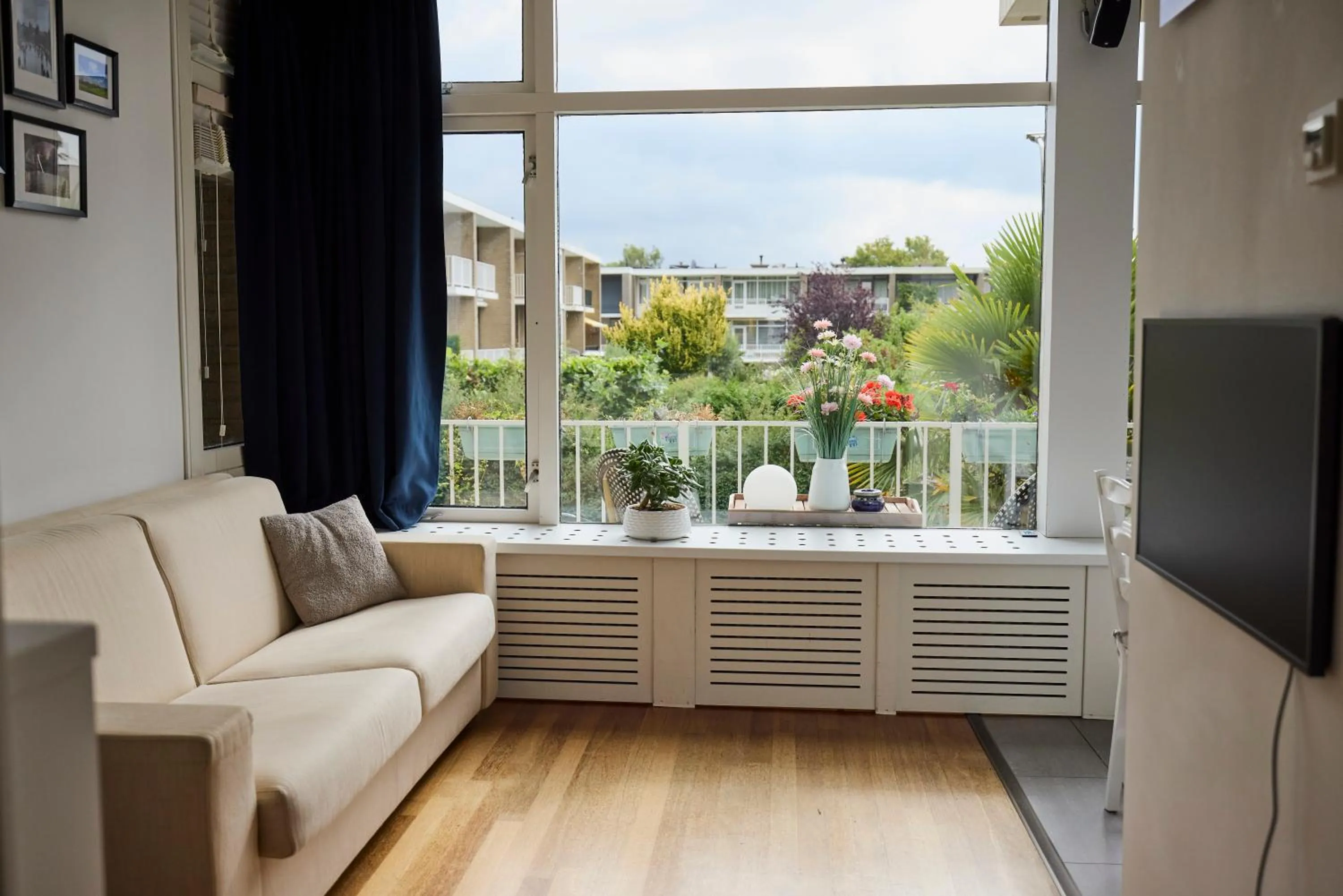 Seating area in Treehouse Inn