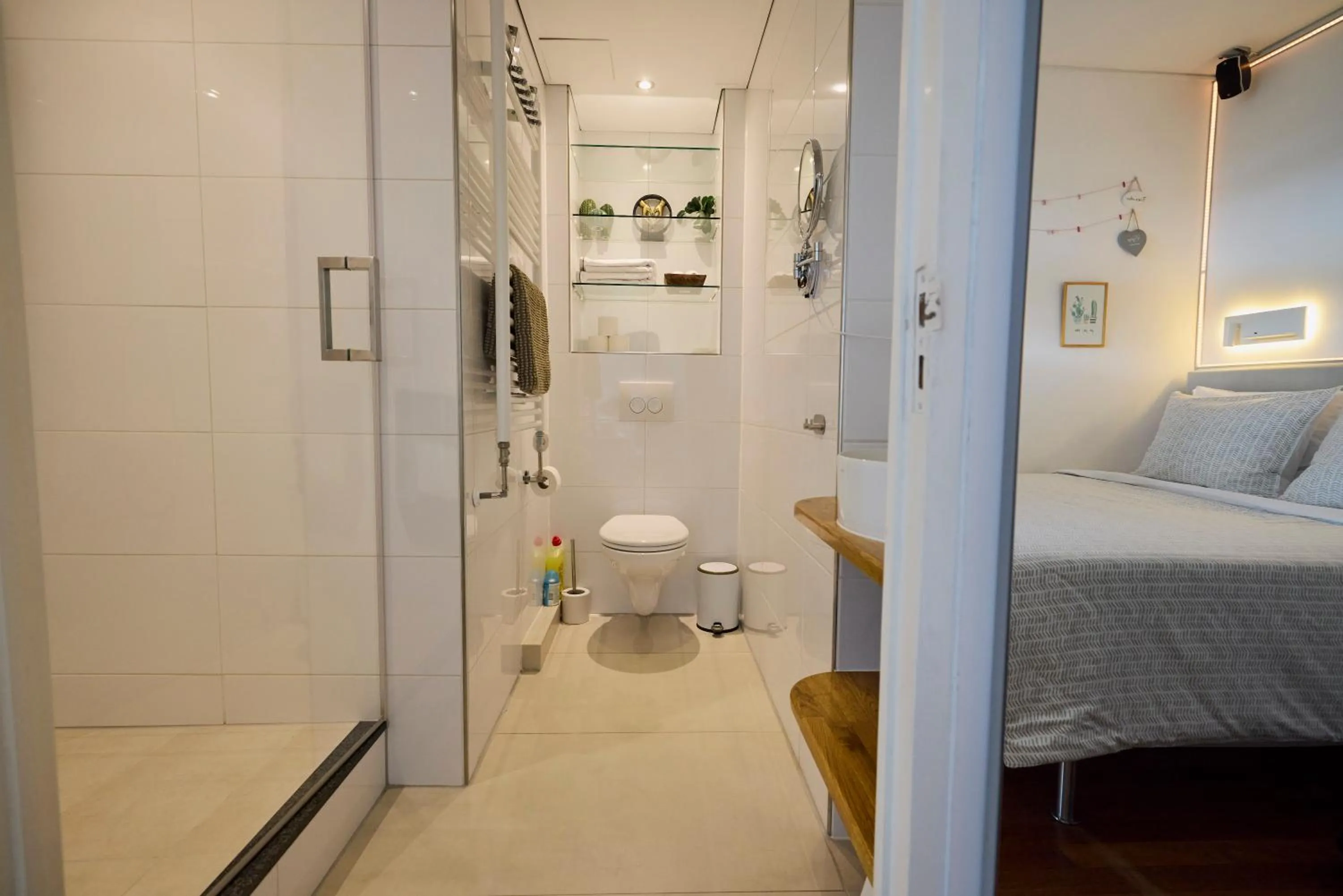 Toilet, Bed in Treehouse Inn