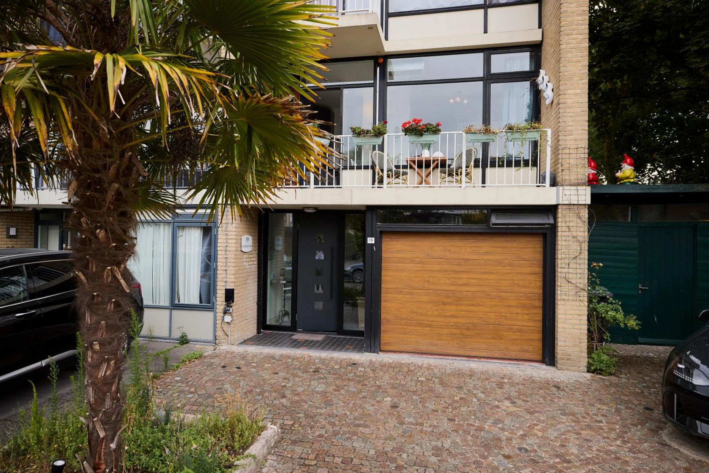 Facade/entrance in Treehouse Inn