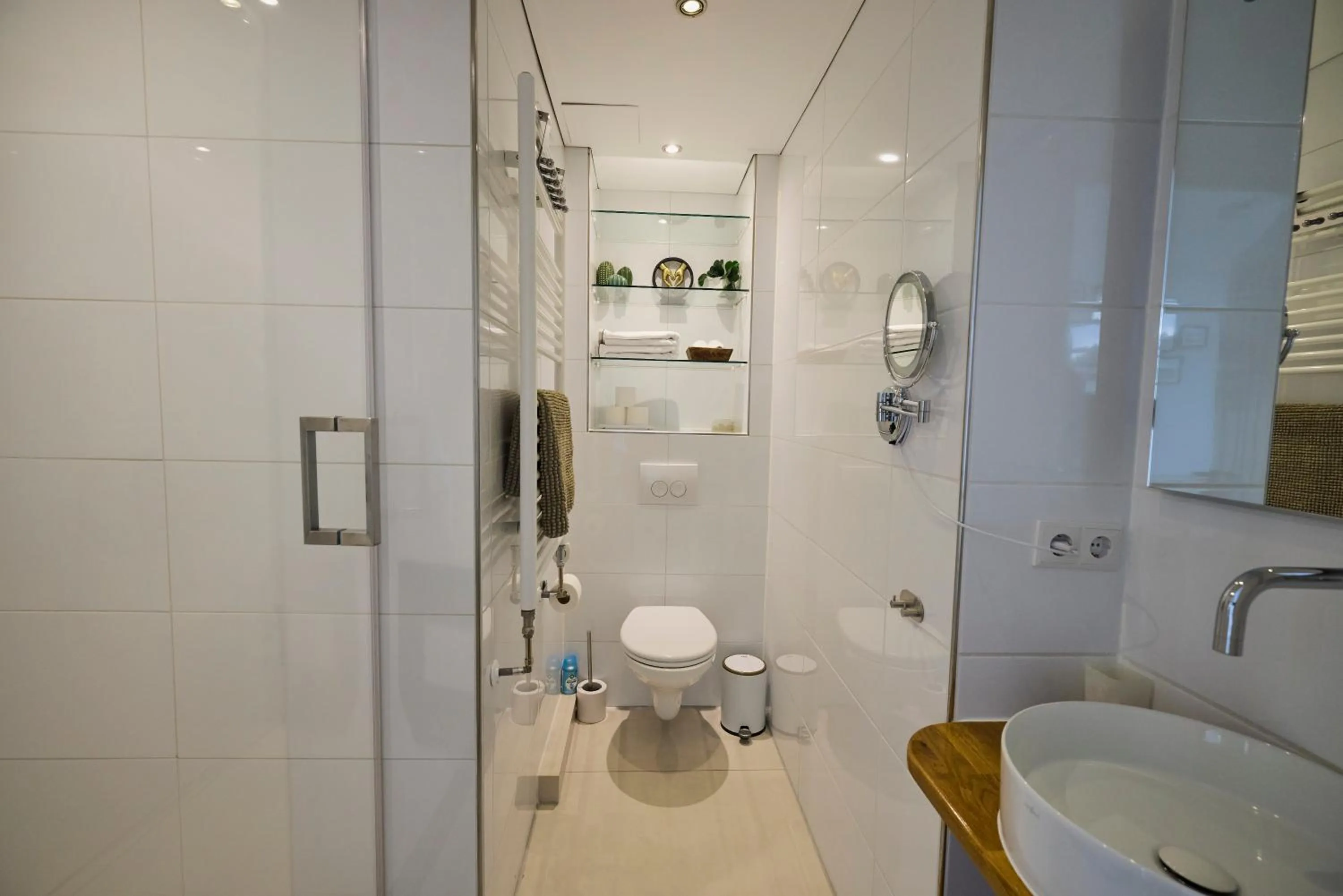 Toilet in Treehouse Inn