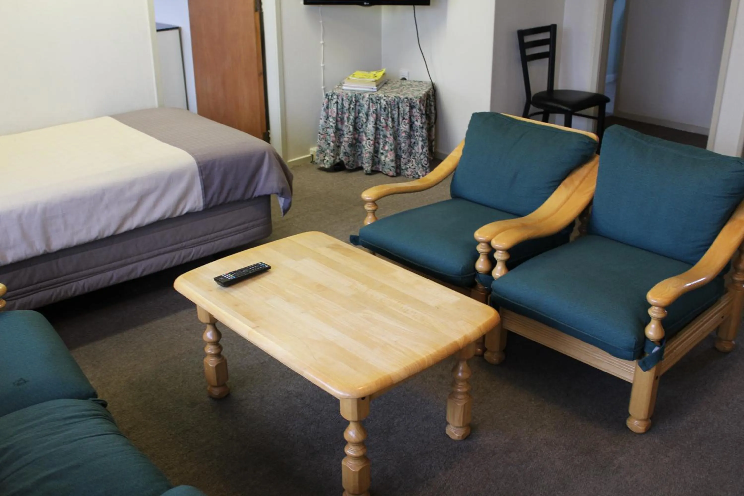 Seating area, Bed in Manhattan Motel