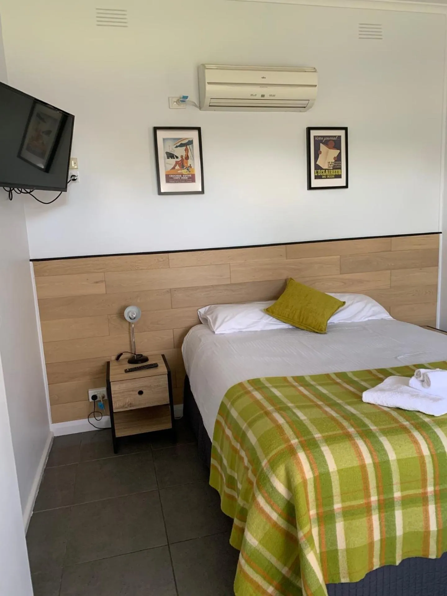 Bed in Meeniyan Motel