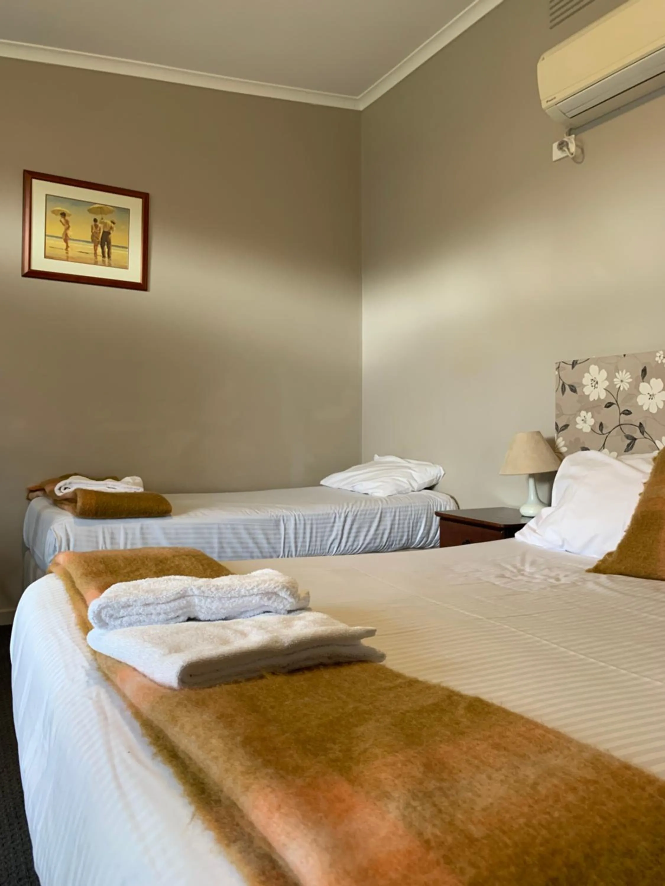 Twin Room in Meeniyan Motel