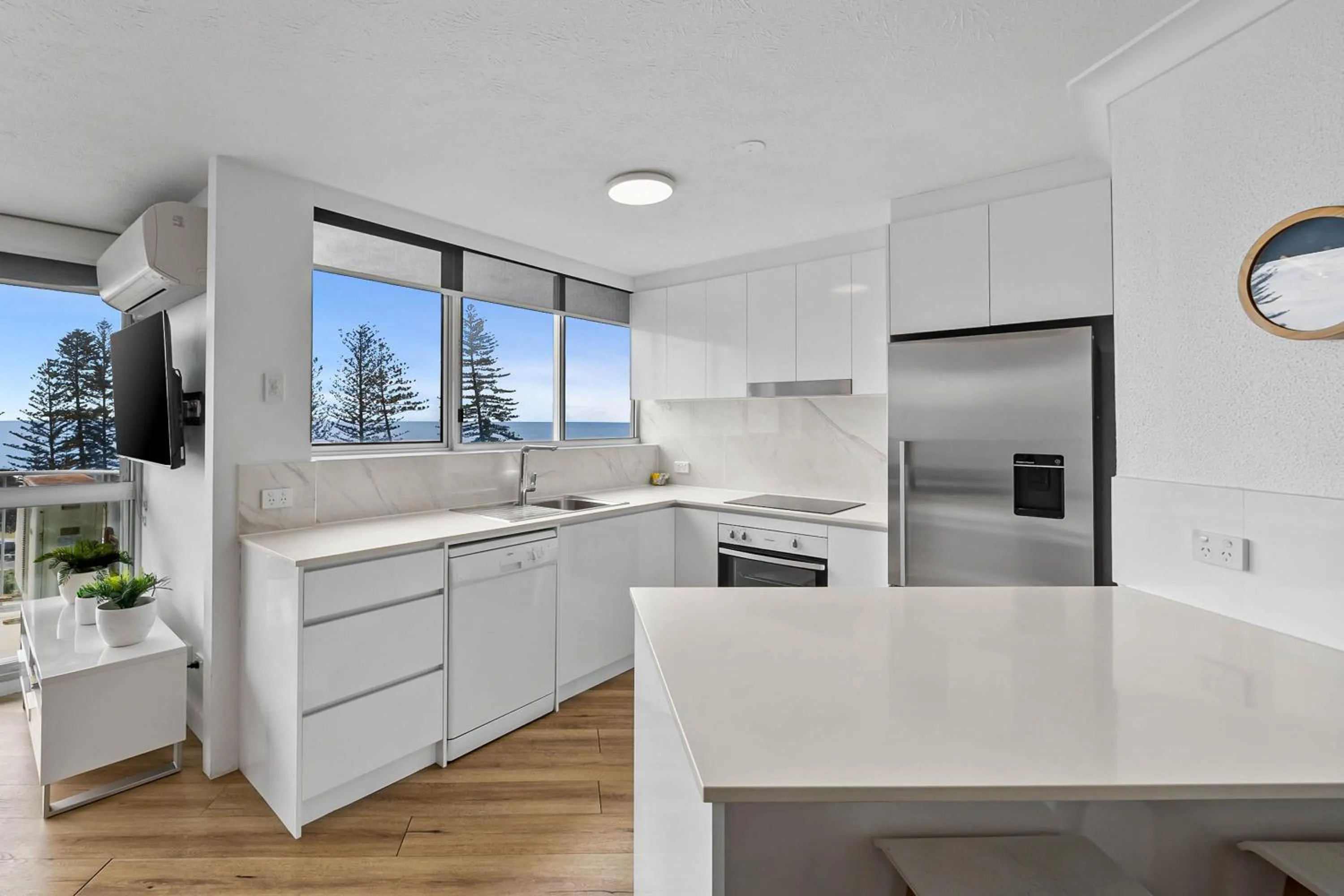 Kitchen or kitchenette in Mandolin Beachfront Resort