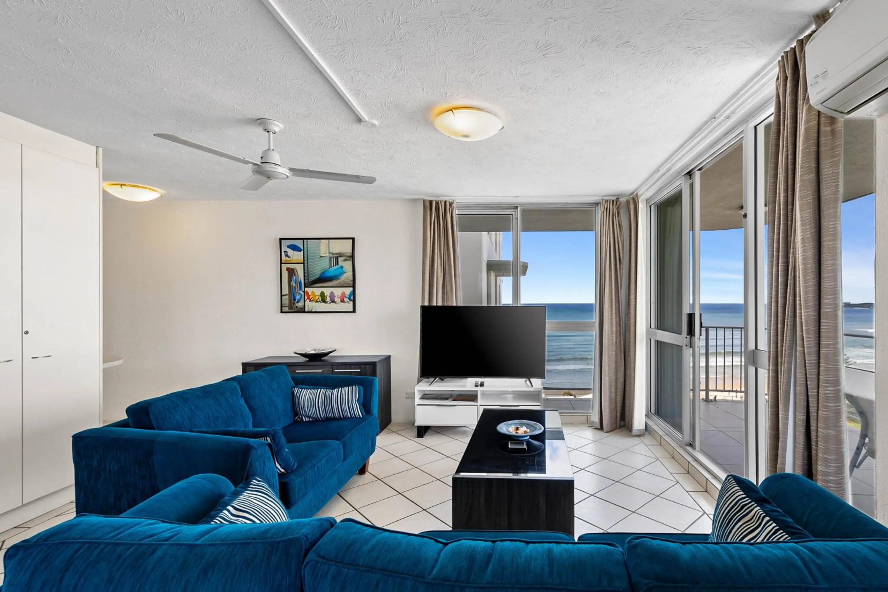 Communal lounge/ TV room in Mandolin Beachfront Resort