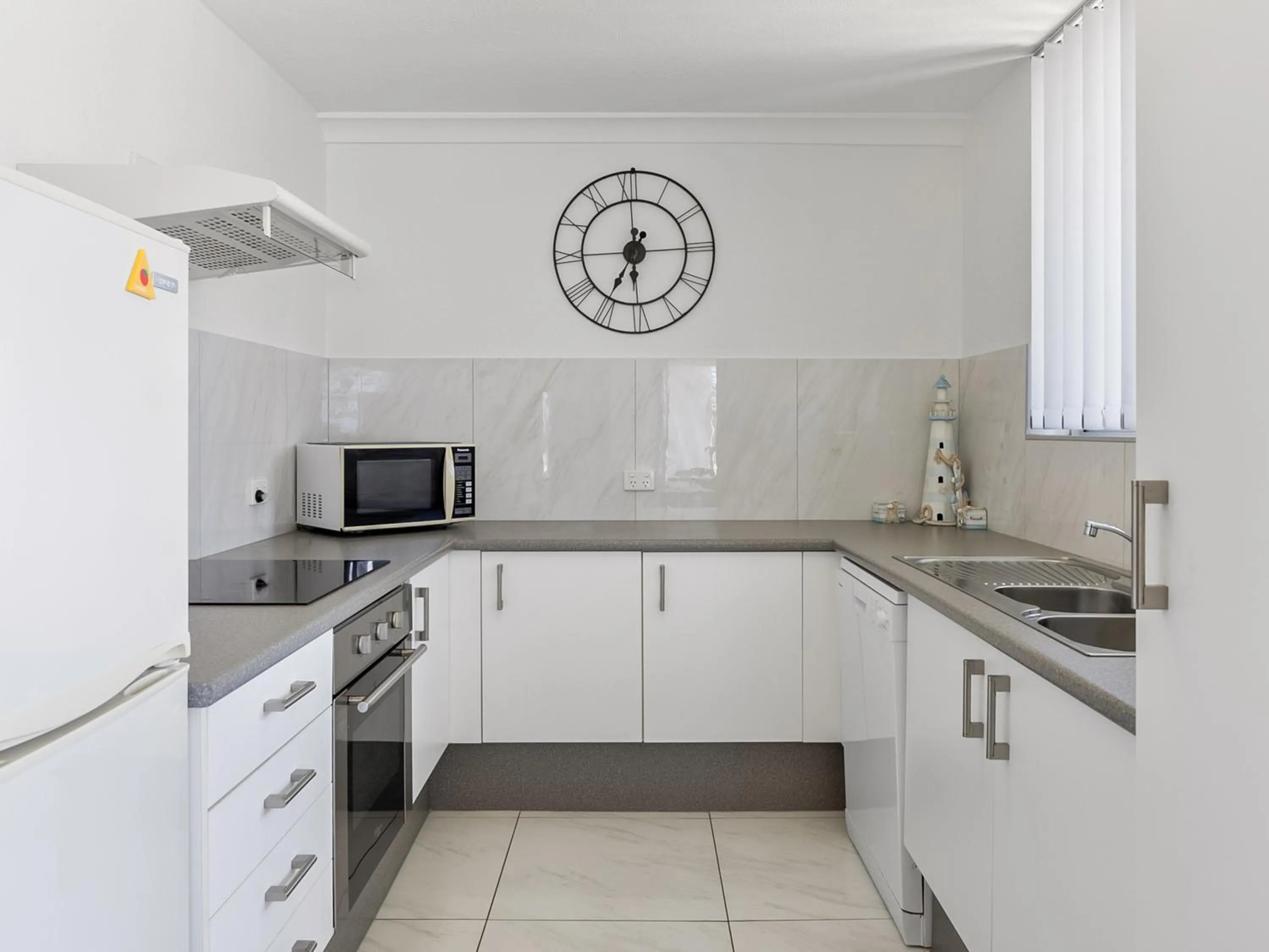 Kitchen or kitchenette in Mandolin Beachfront Resort