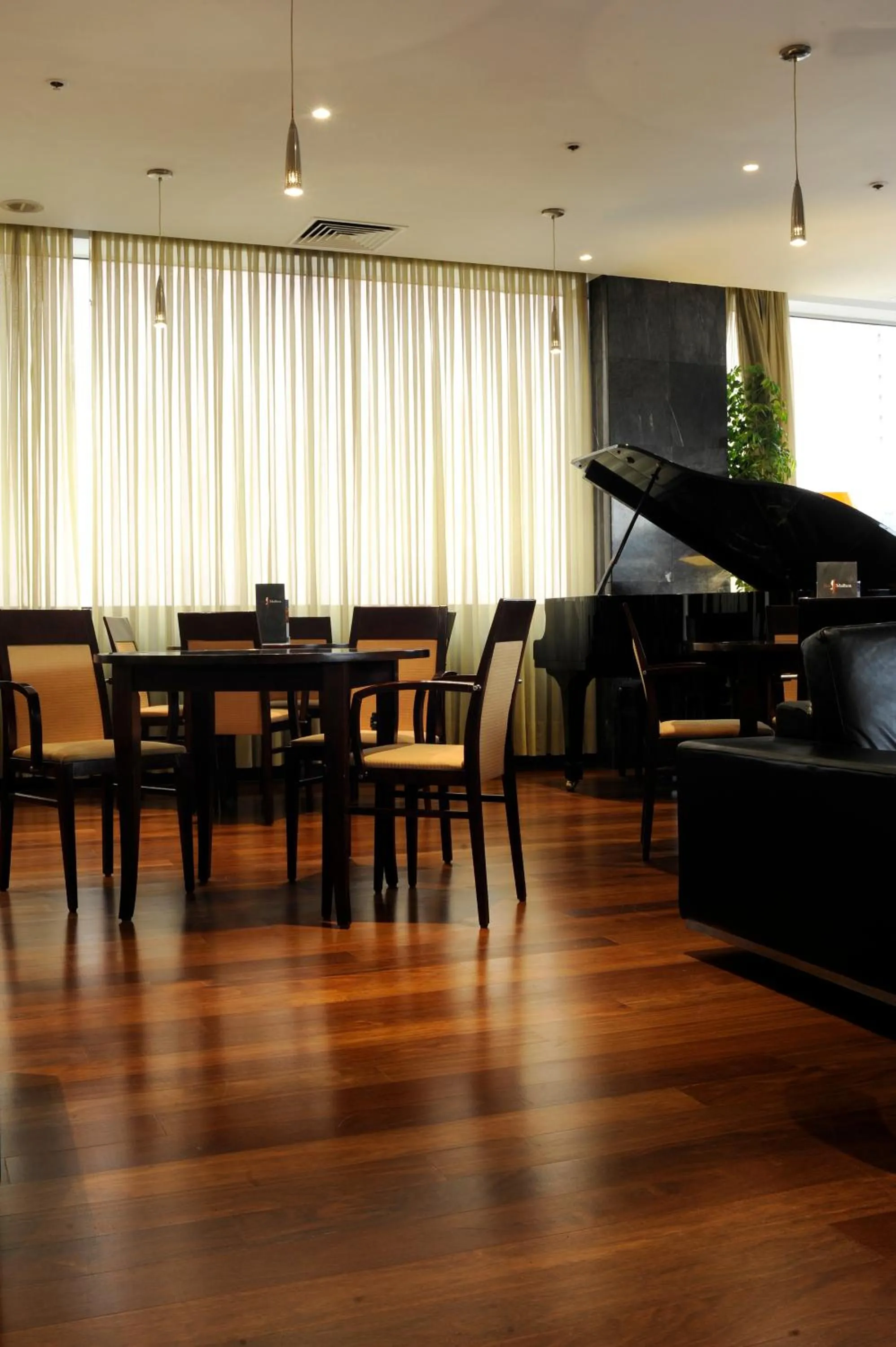 Lounge or bar in Radisson Blu Hotel Lisbon