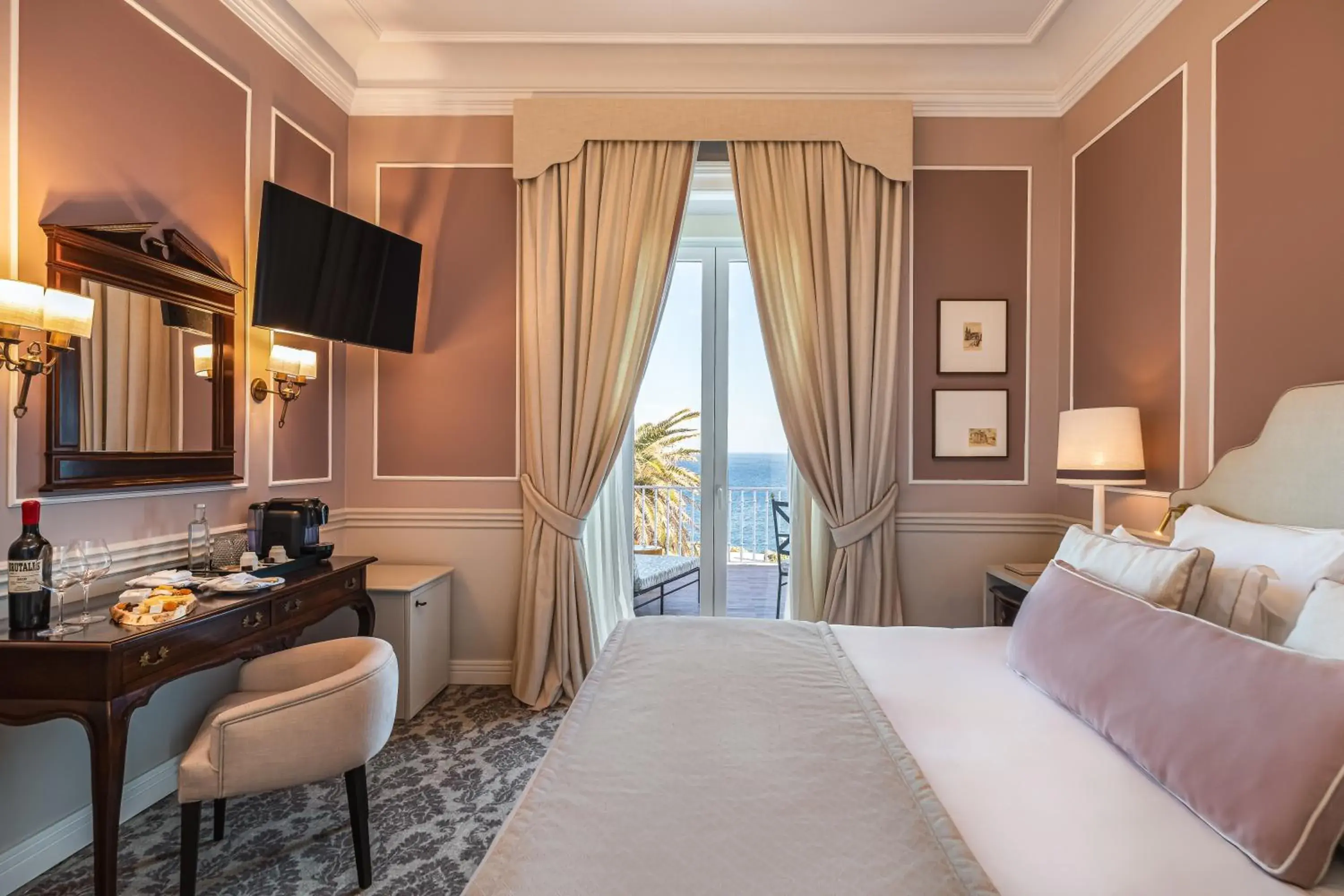 Premium Double Room with Balcony and Sea View and Spa Access in Longevity Senses - Cascais Boutique Hotel - Adults Only Premium Double Room with Balcony and Sea View and Spa Access in Longevity Senses - Cascais Boutique Hotel - Adults Only