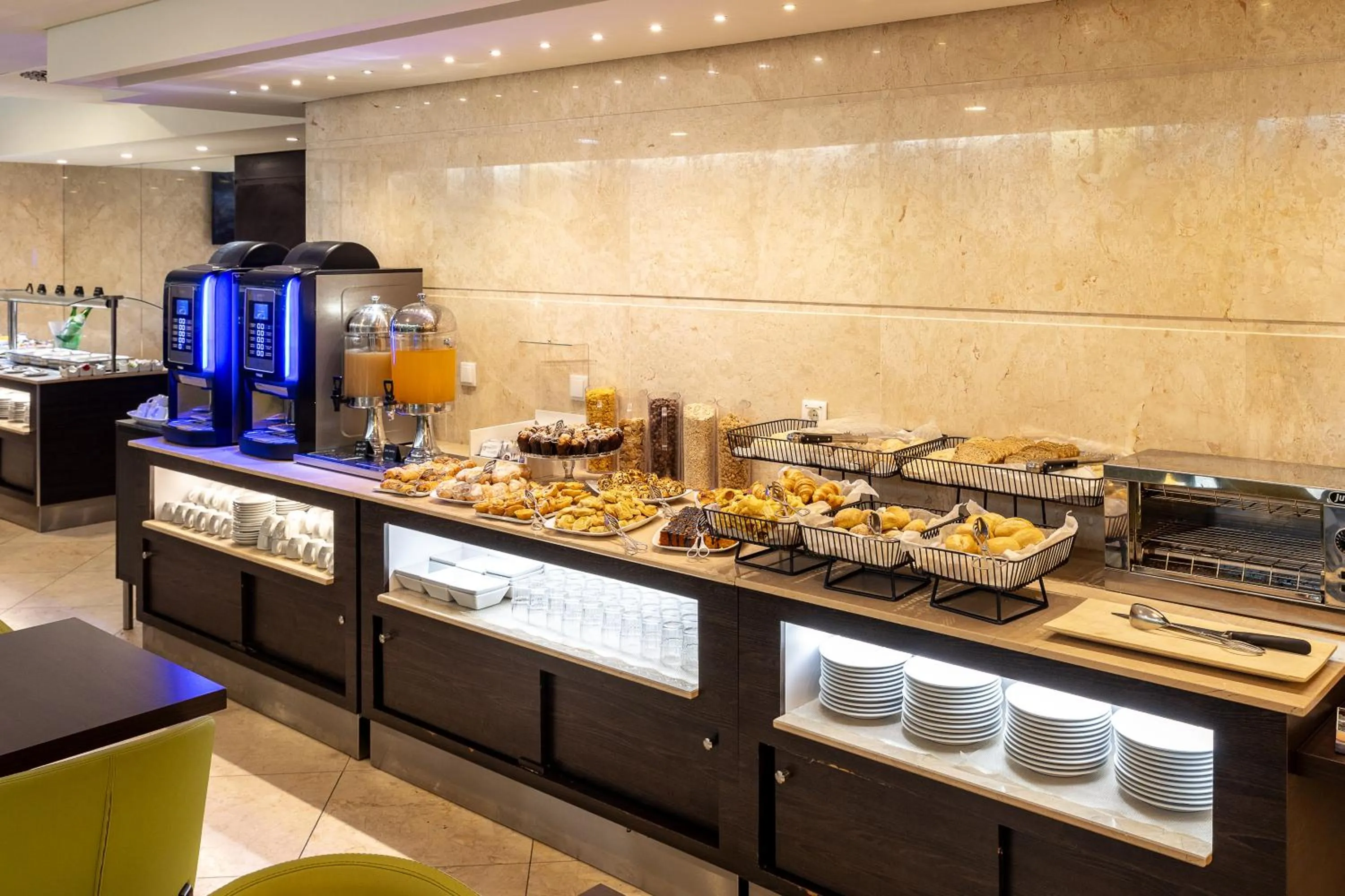 Breakfast in America Diamonds Hotel