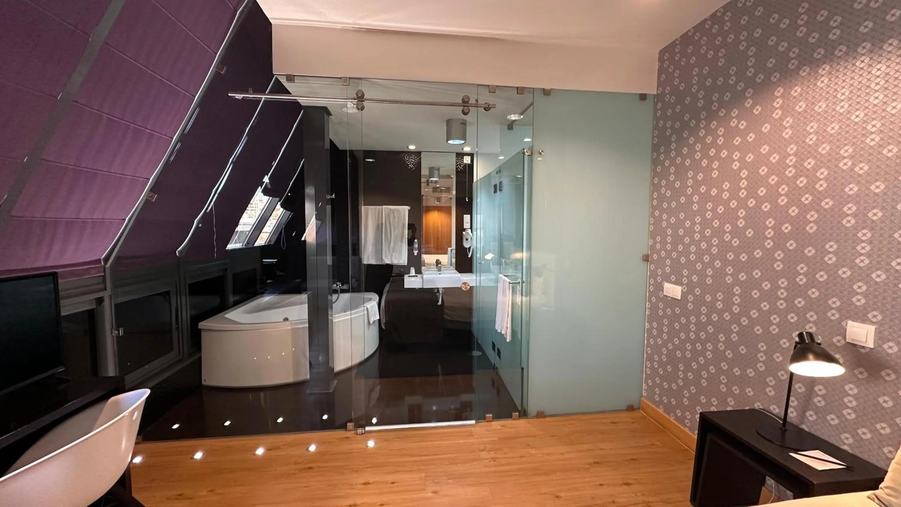 Bathroom, Bed in America Diamonds Hotel