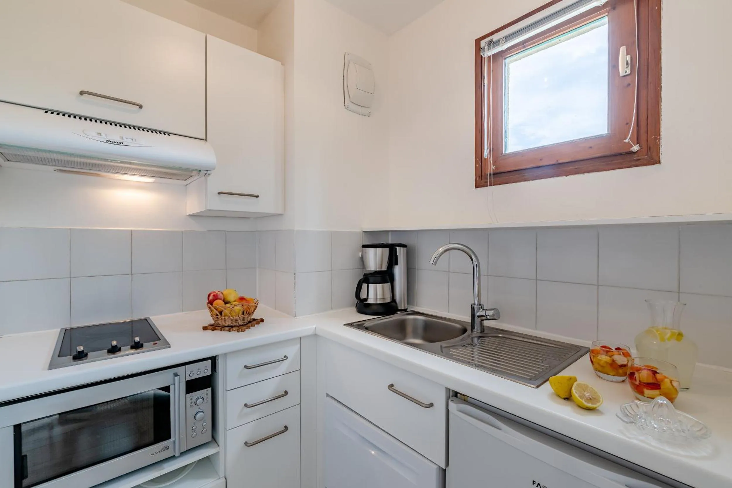 Kitchen or kitchenette in Hôtel-Résidence la Pinède