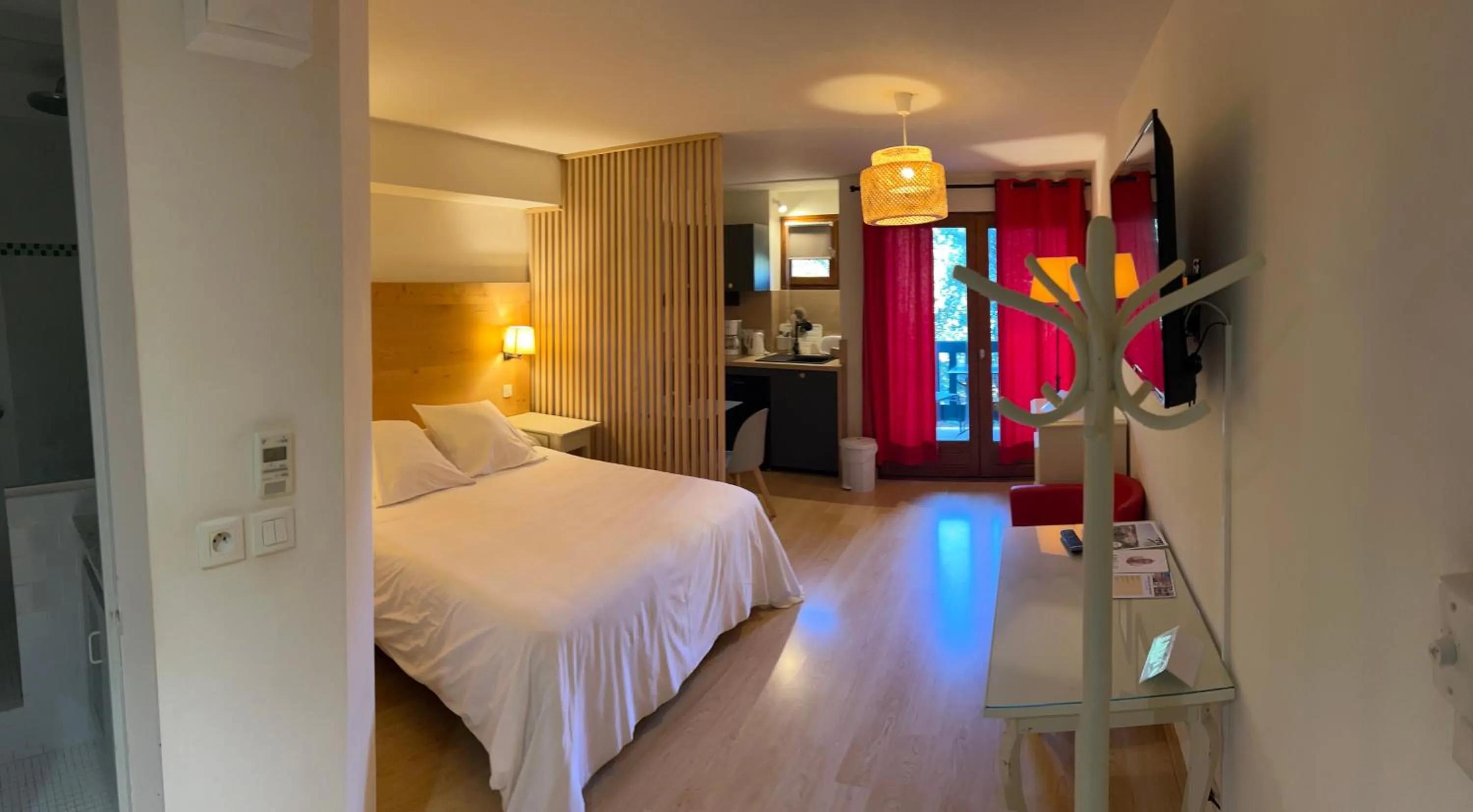 Bed in Hôtel-Résidence la Pinède