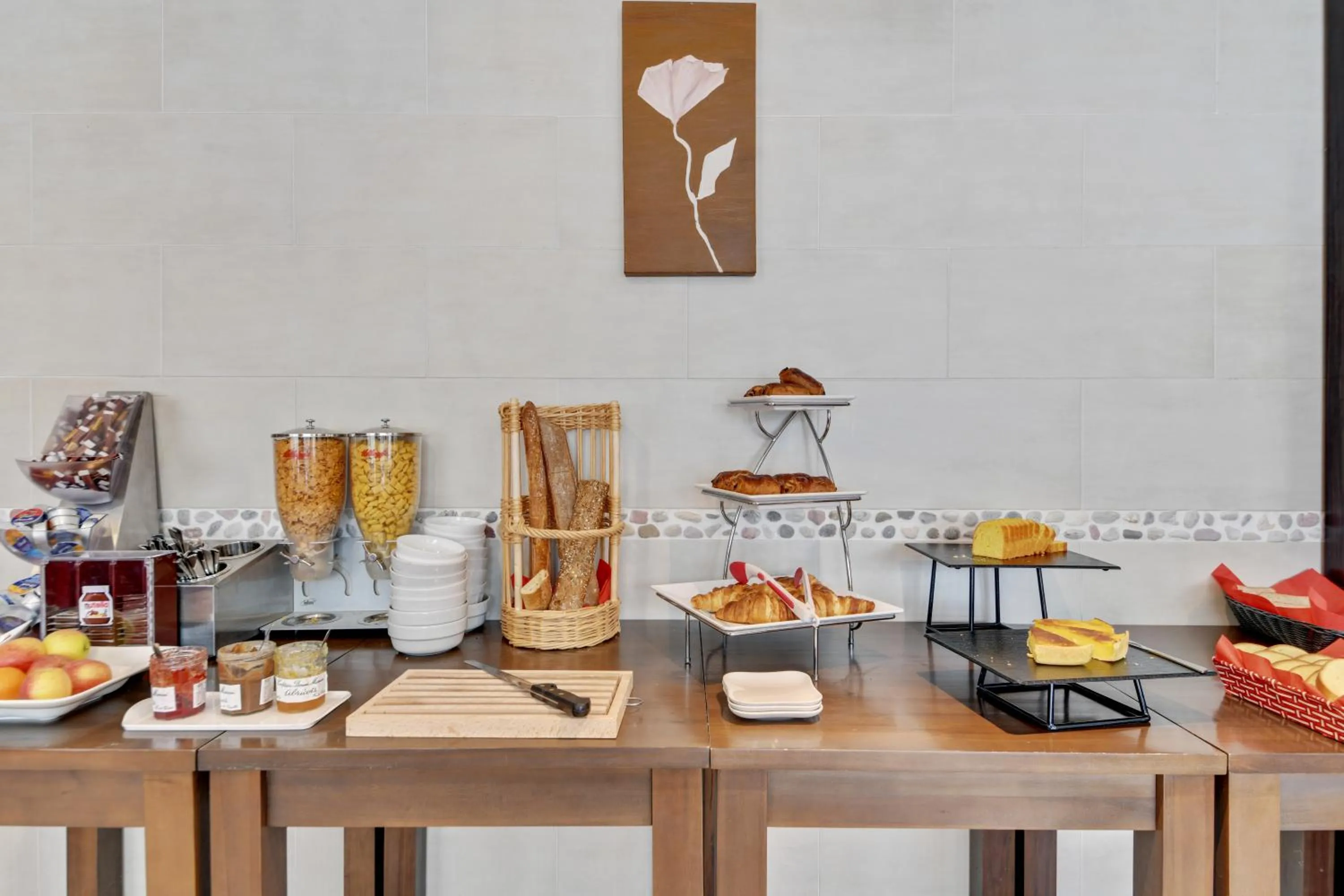 Buffet breakfast in HOTEL RESTAURANT PARIS PACIFIC PARIS-VILLEJUIF- PRES DU METRO L'HAY LES ROSES LIGNE 14 - Direct PARIS-AEROPORT ORLY ET INSTITUT GUSTAVE ROUSSY