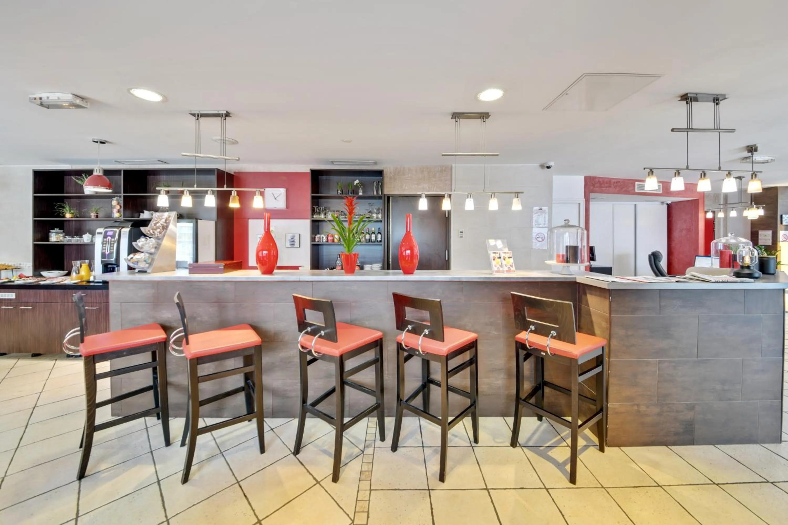 Lounge or bar in HOTEL RESTAURANT PARIS PACIFIC PARIS-VILLEJUIF- PRES DU METRO L'HAY LES ROSES LIGNE 14 - Direct PARIS-AEROPORT ORLY ET INSTITUT GUSTAVE ROUSSY