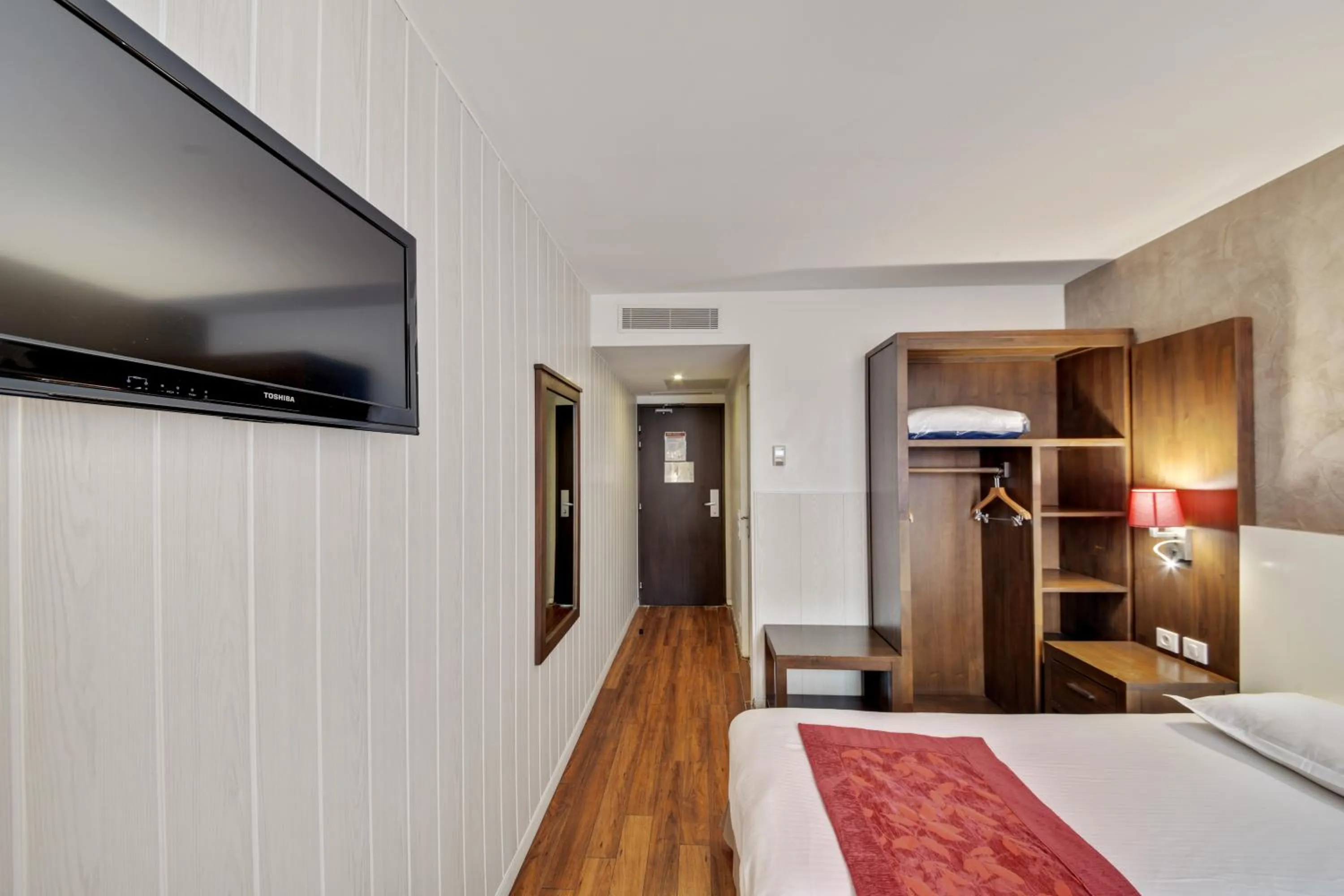 Photo of the whole room, Bed in HOTEL RESTAURANT PARIS PACIFIC PARIS-VILLEJUIF- PRES DU METRO L'HAY LES ROSES LIGNE 14 - Direct PARIS-AEROPORT ORLY ET INSTITUT GUSTAVE ROUSSY