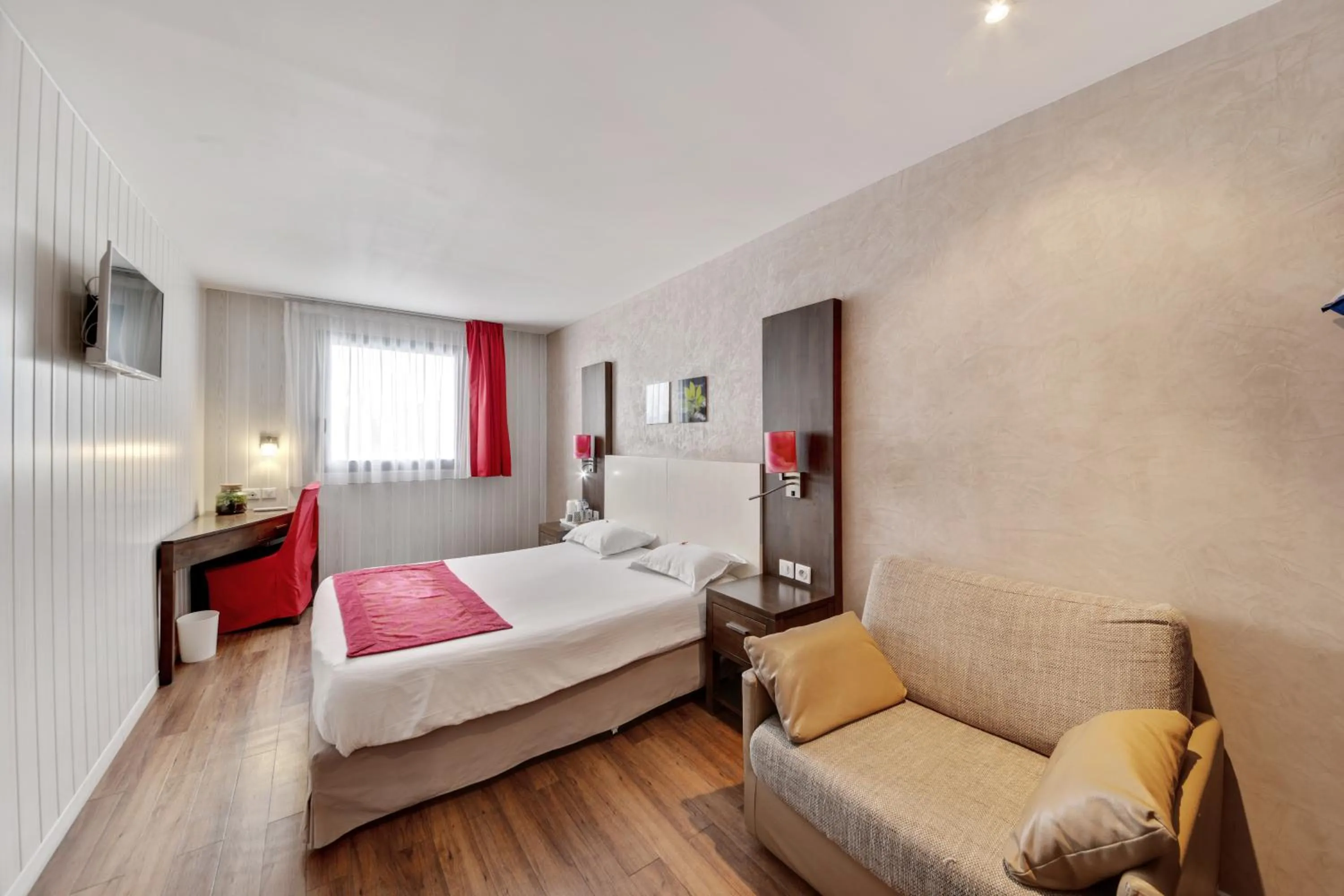 Photo of the whole room, Bed in HOTEL RESTAURANT PARIS PACIFIC PARIS-VILLEJUIF- PRES DU METRO L'HAY LES ROSES LIGNE 14 - Direct PARIS-AEROPORT ORLY ET INSTITUT GUSTAVE ROUSSY