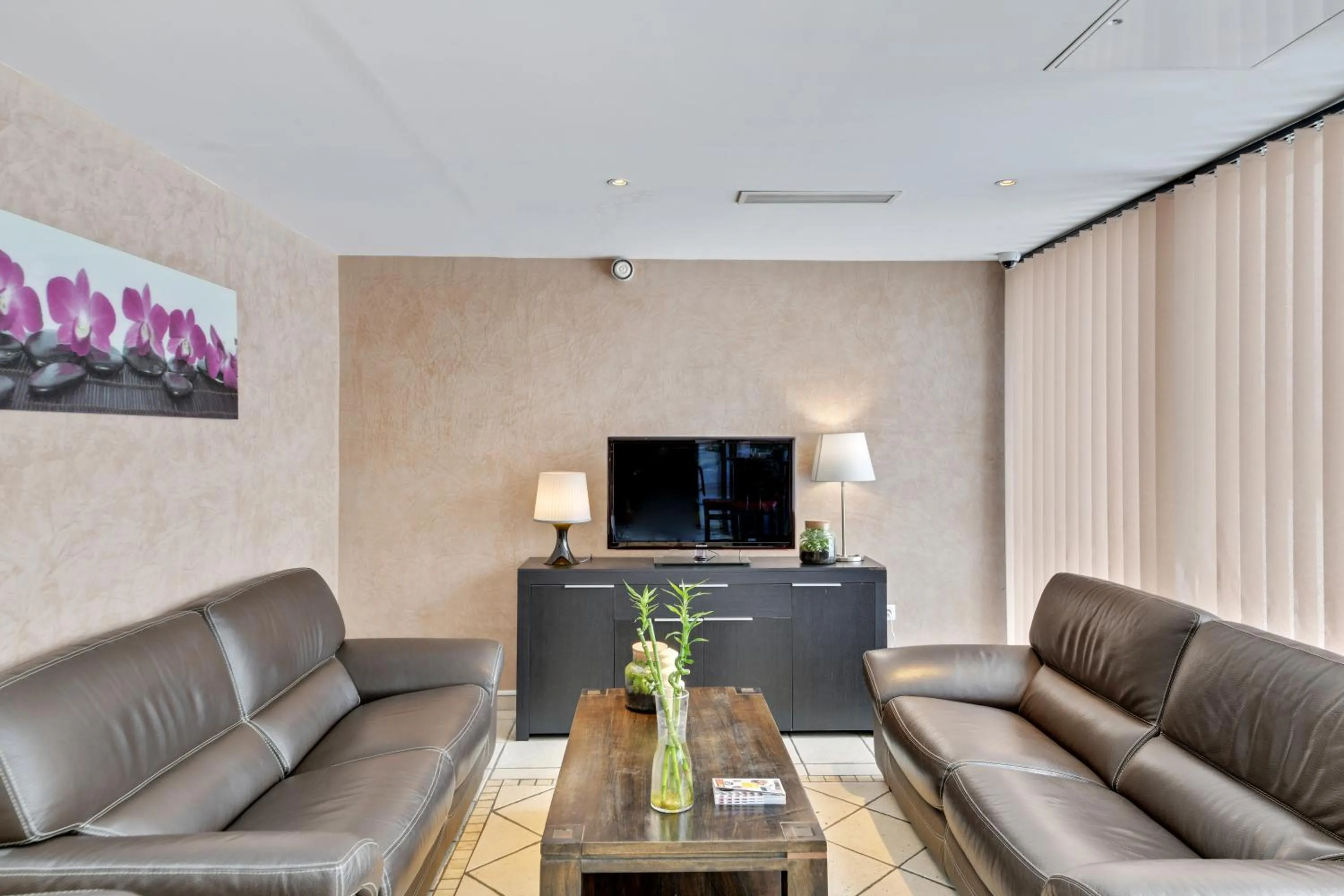 Living room in HOTEL RESTAURANT PARIS PACIFIC PARIS-VILLEJUIF- PRES DU METRO L'HAY LES ROSES LIGNE 14 - Direct PARIS-AEROPORT ORLY ET INSTITUT GUSTAVE ROUSSY