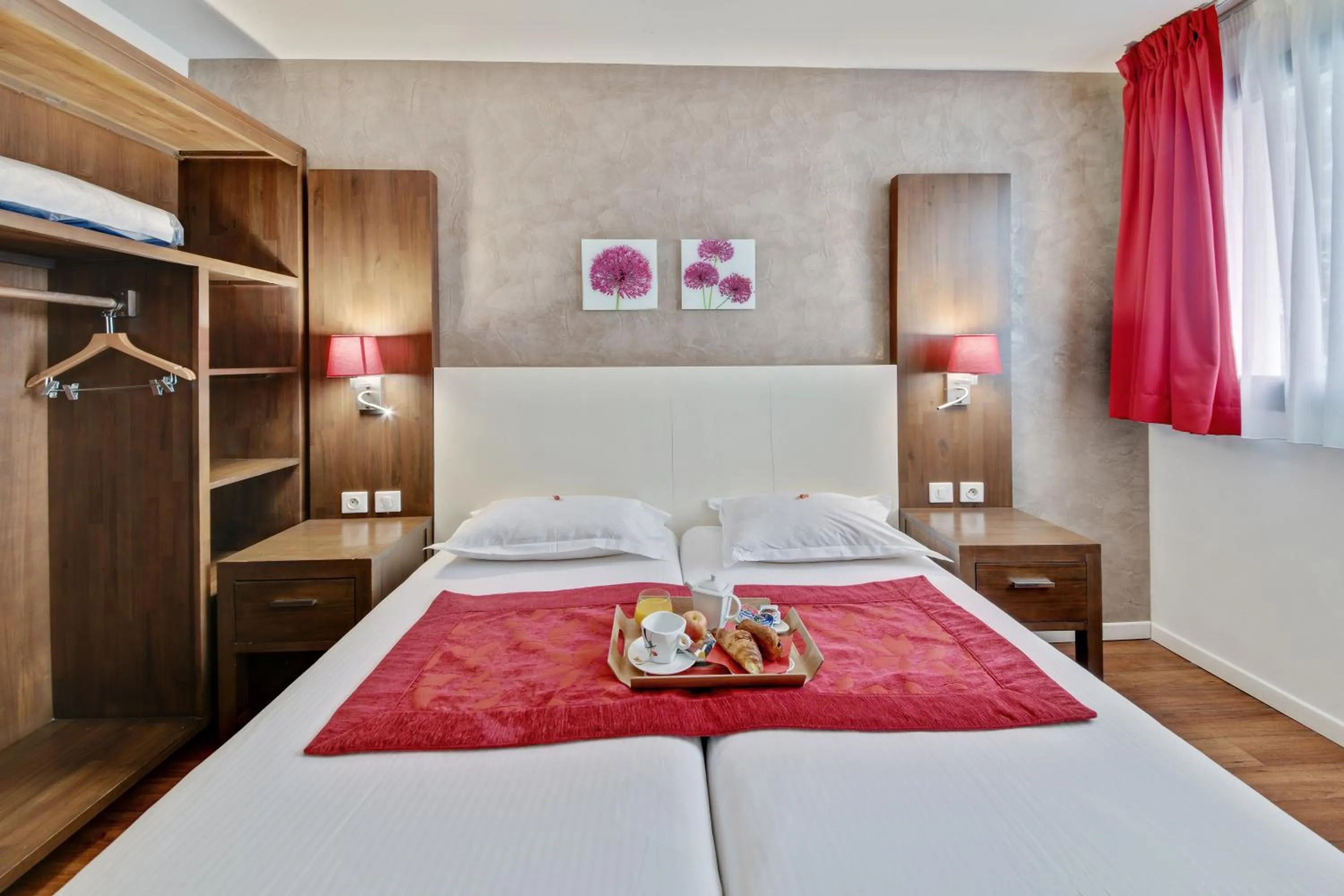 Photo of the whole room, Bed in HOTEL RESTAURANT PARIS PACIFIC PARIS-VILLEJUIF- PRES DU METRO L'HAY LES ROSES LIGNE 14 - Direct PARIS-AEROPORT ORLY ET INSTITUT GUSTAVE ROUSSY