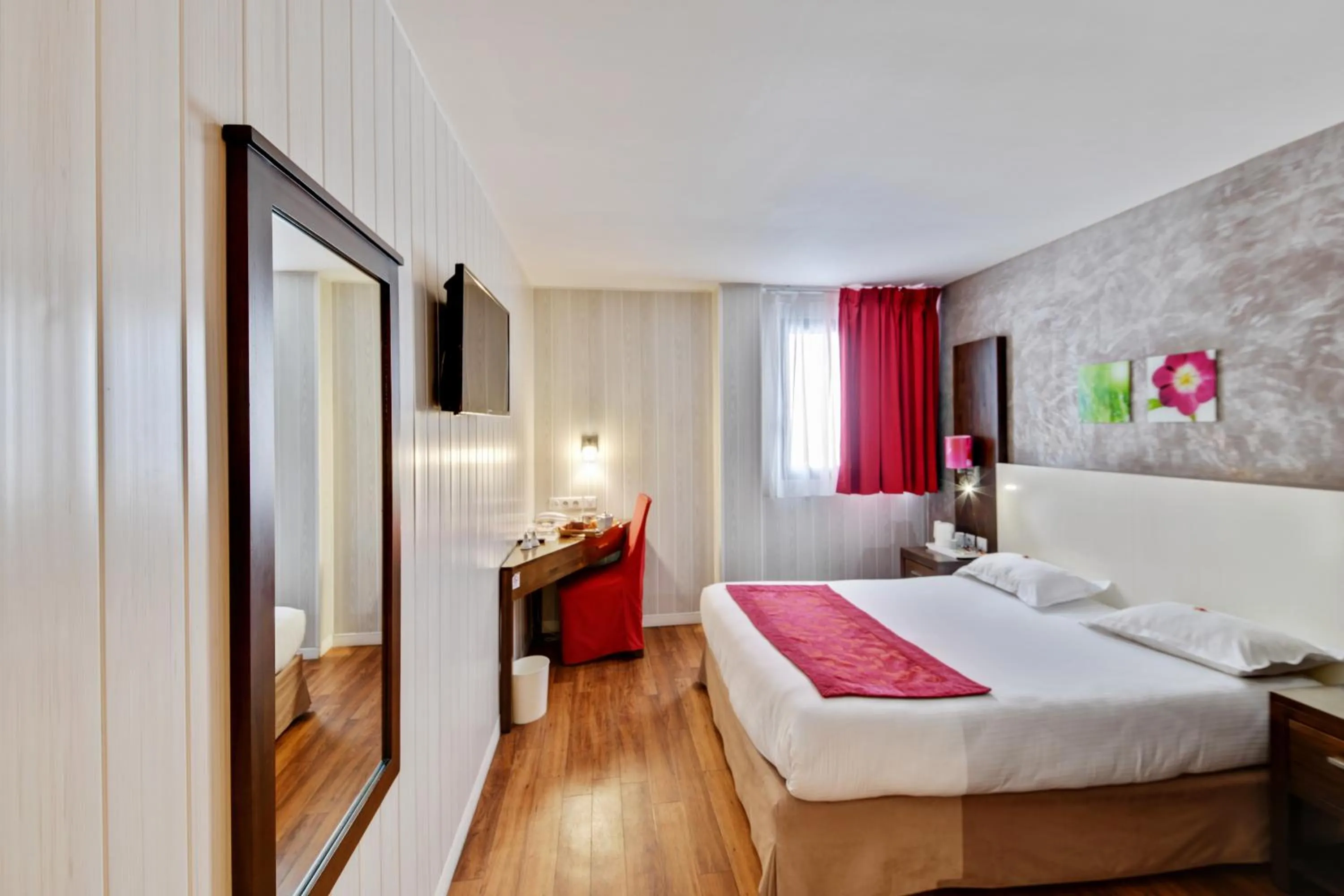 Photo of the whole room, Bed in HOTEL RESTAURANT PARIS PACIFIC PARIS-VILLEJUIF- PRES DU METRO L'HAY LES ROSES LIGNE 14 - Direct PARIS-AEROPORT ORLY ET INSTITUT GUSTAVE ROUSSY