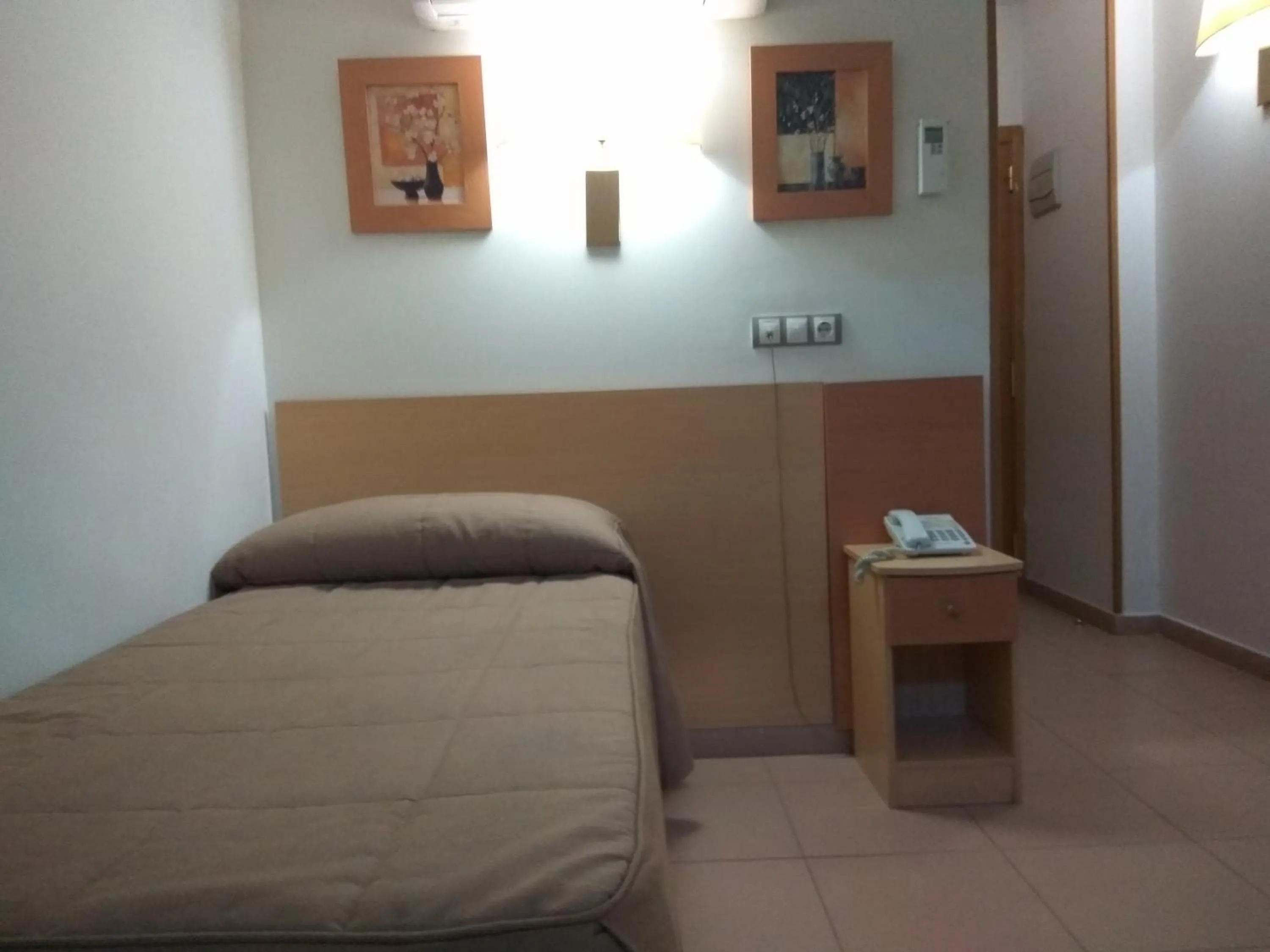 Photo of the whole room in Hostal El Arco