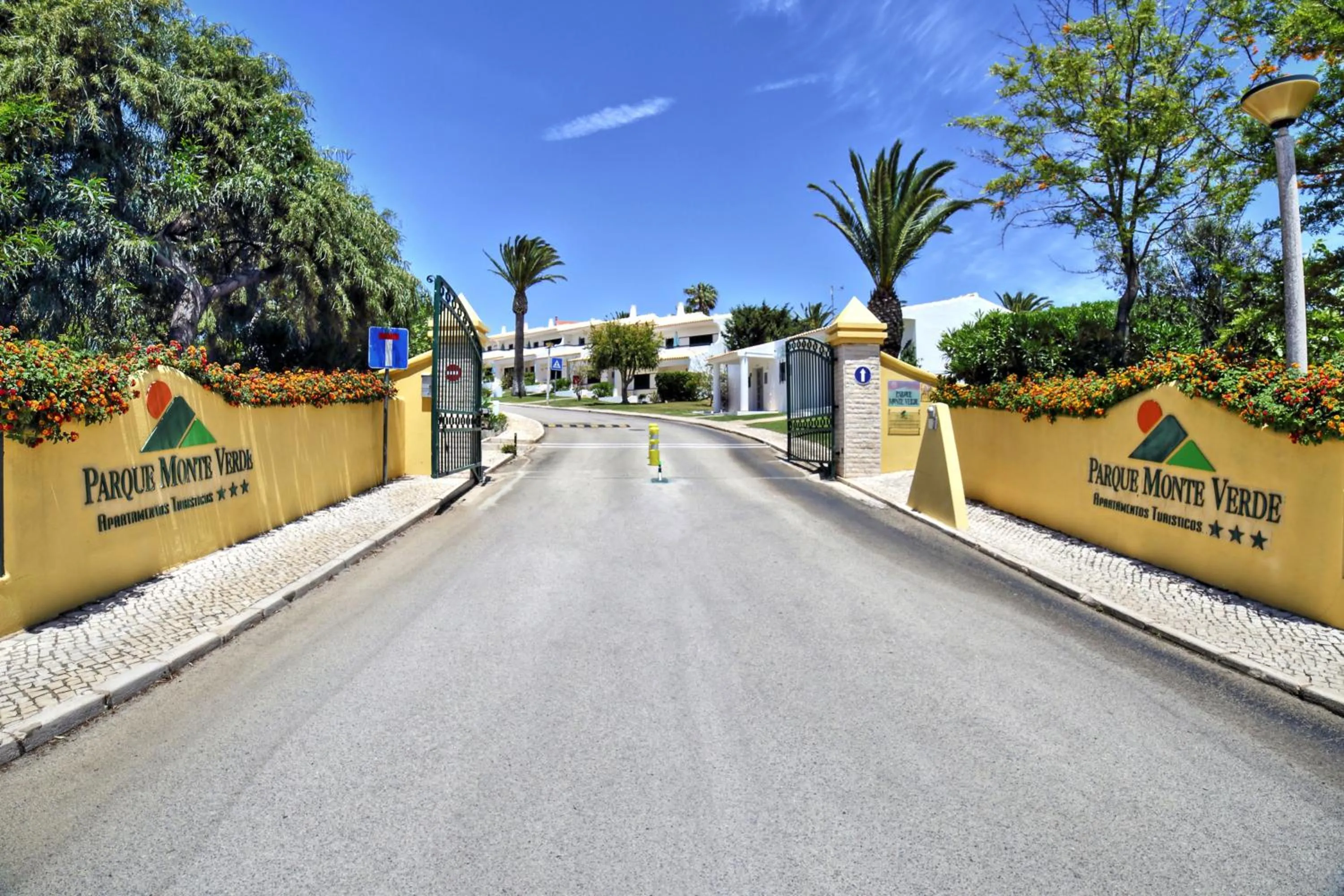 Facade/entrance in Parque Monte Verde