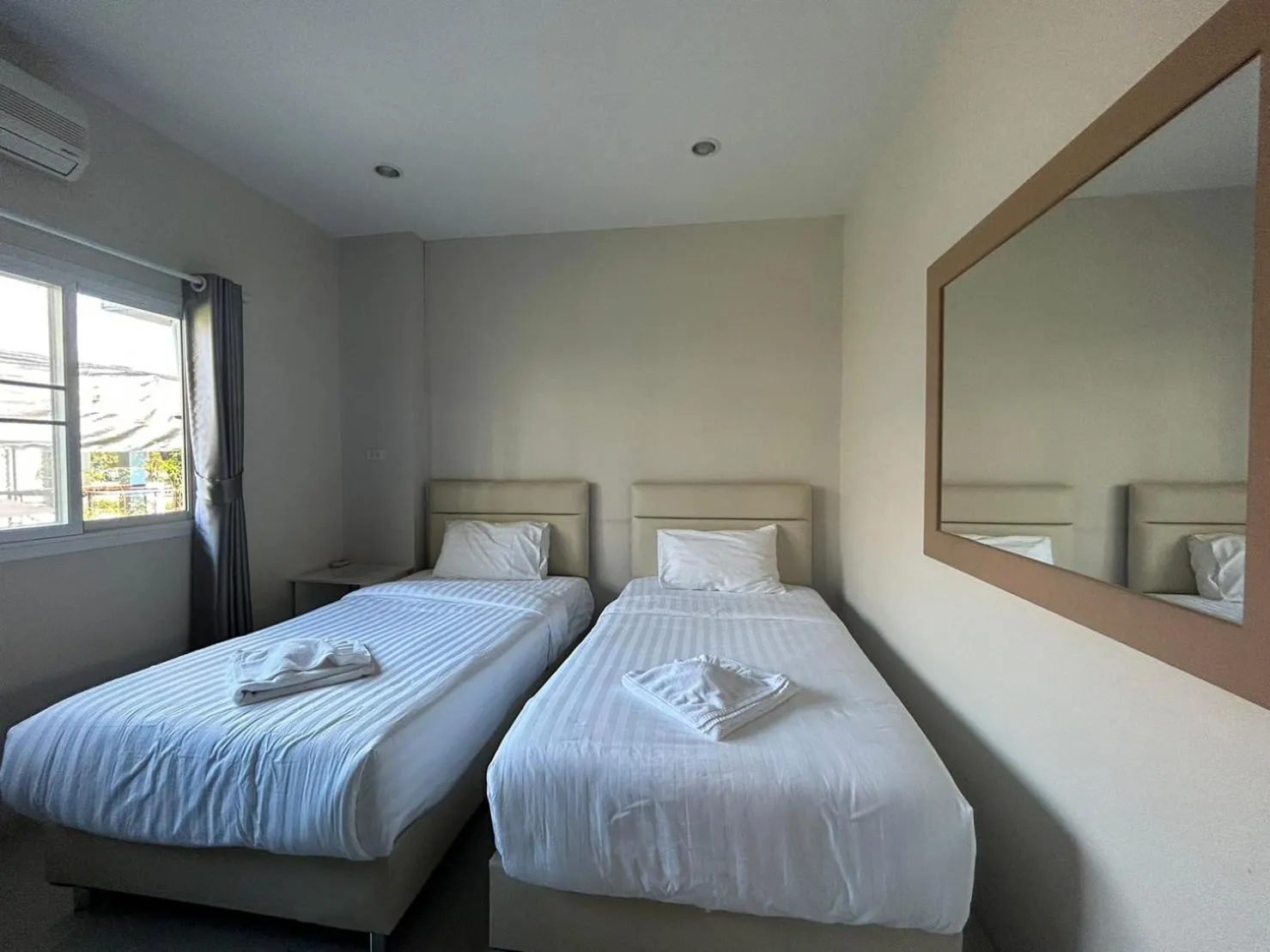 Bed in Uthaithani Resort