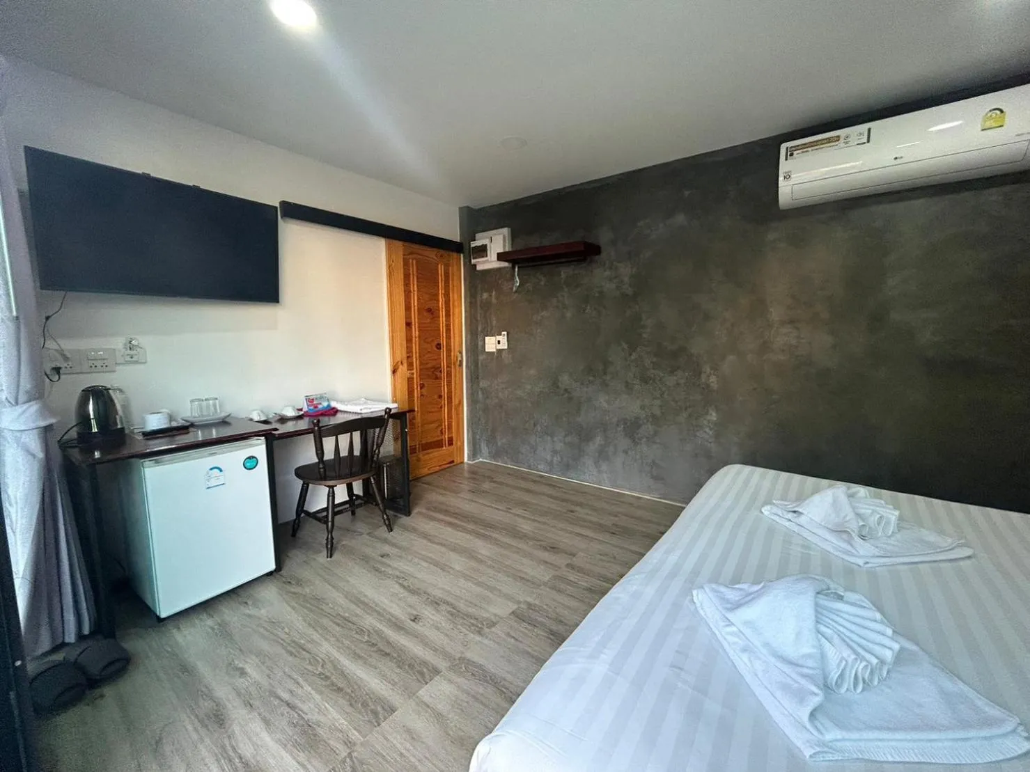 Bed in Uthaithani Resort