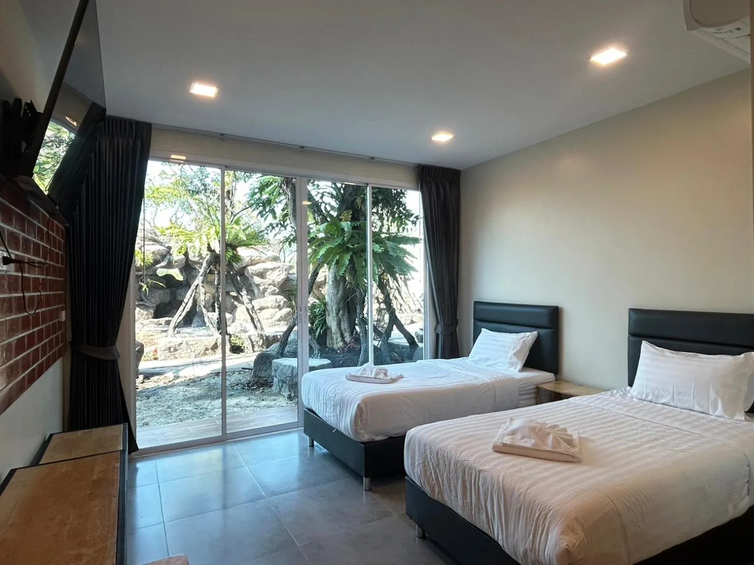 Bed in Uthaithani Resort