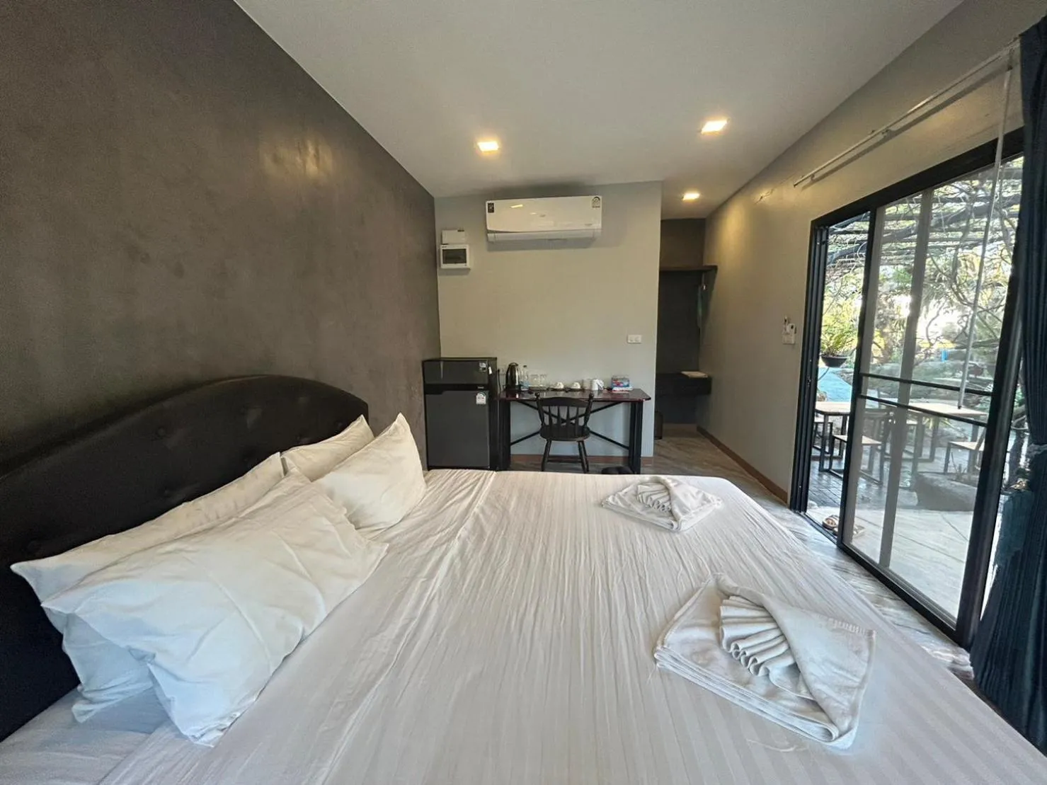 Bed in Uthaithani Resort