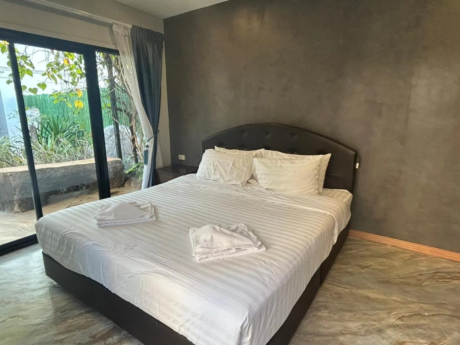 Bed in Uthaithani Resort