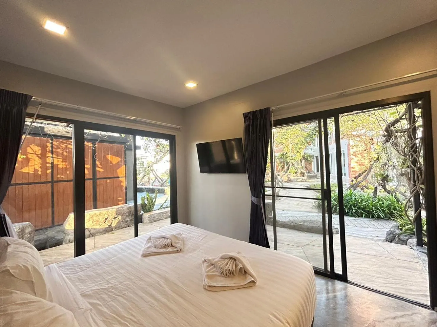 Bed in Uthaithani Resort