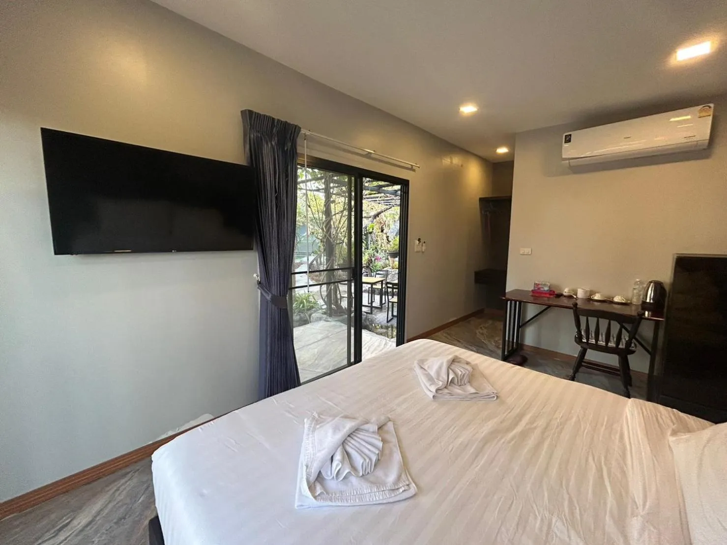 Bed in Uthaithani Resort