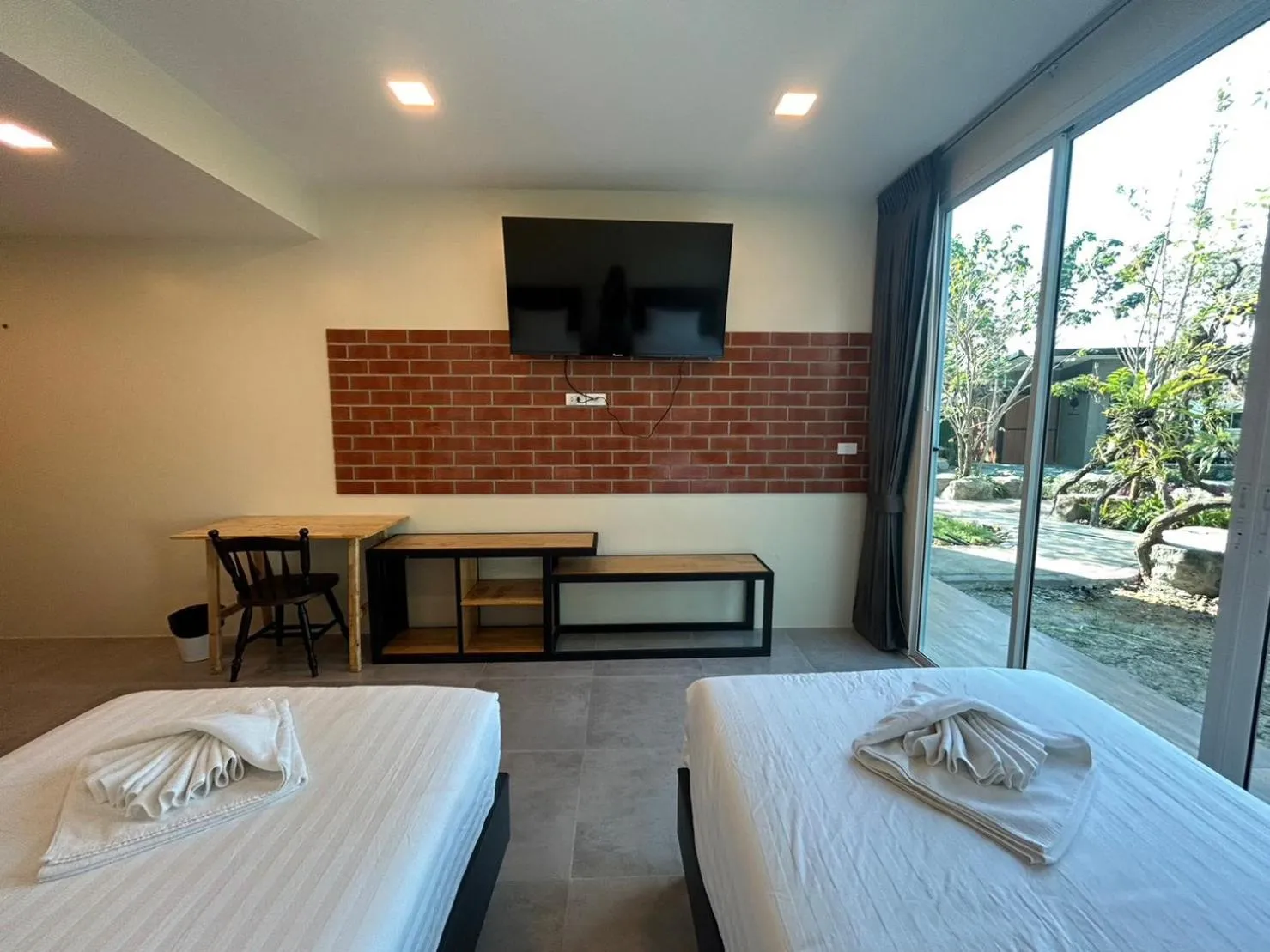 Bed in Uthaithani Resort