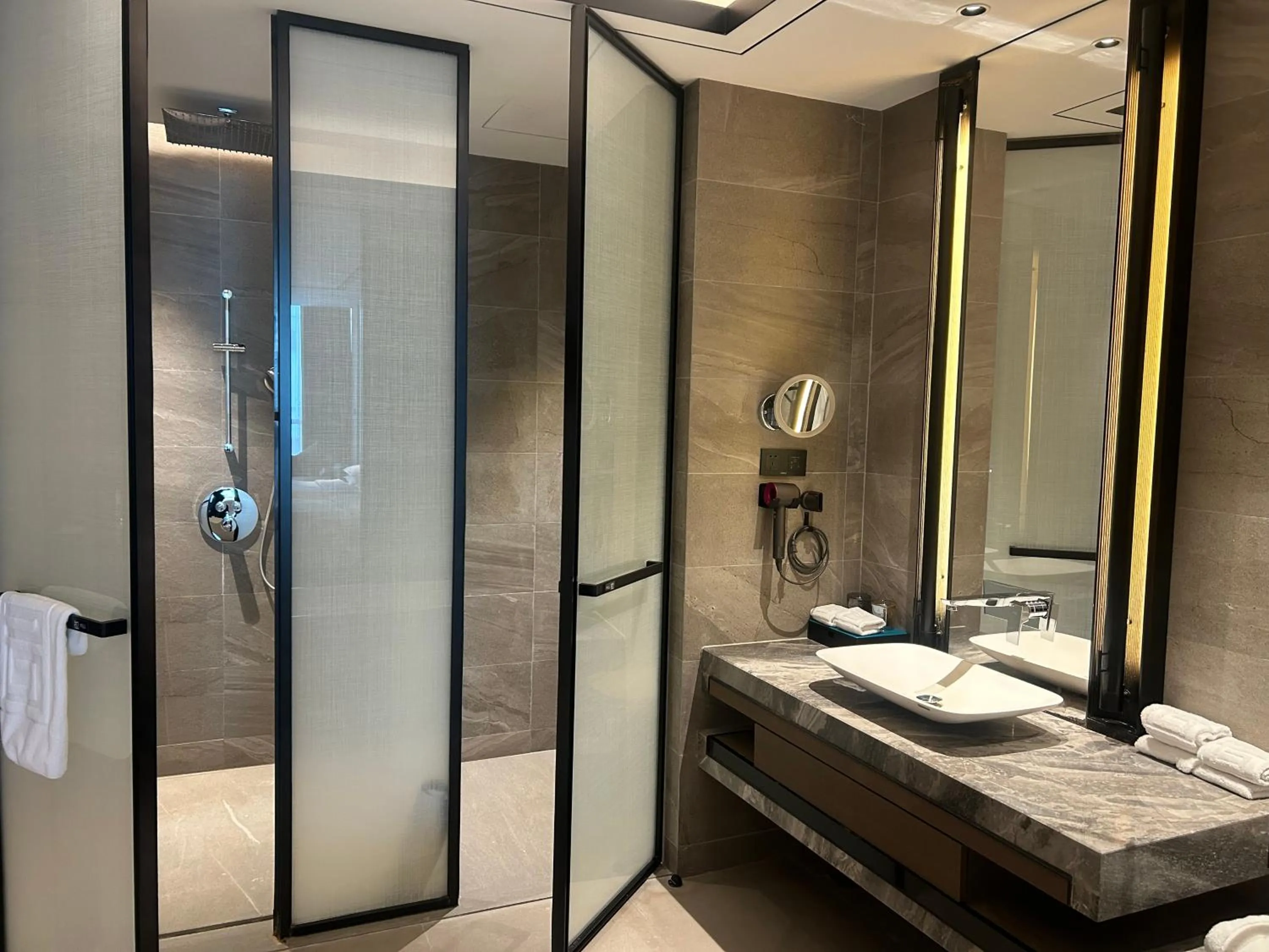 Bathroom in Yunhe Yebo Hotel (Shanghai International Tourism Resort Pudong Airport)