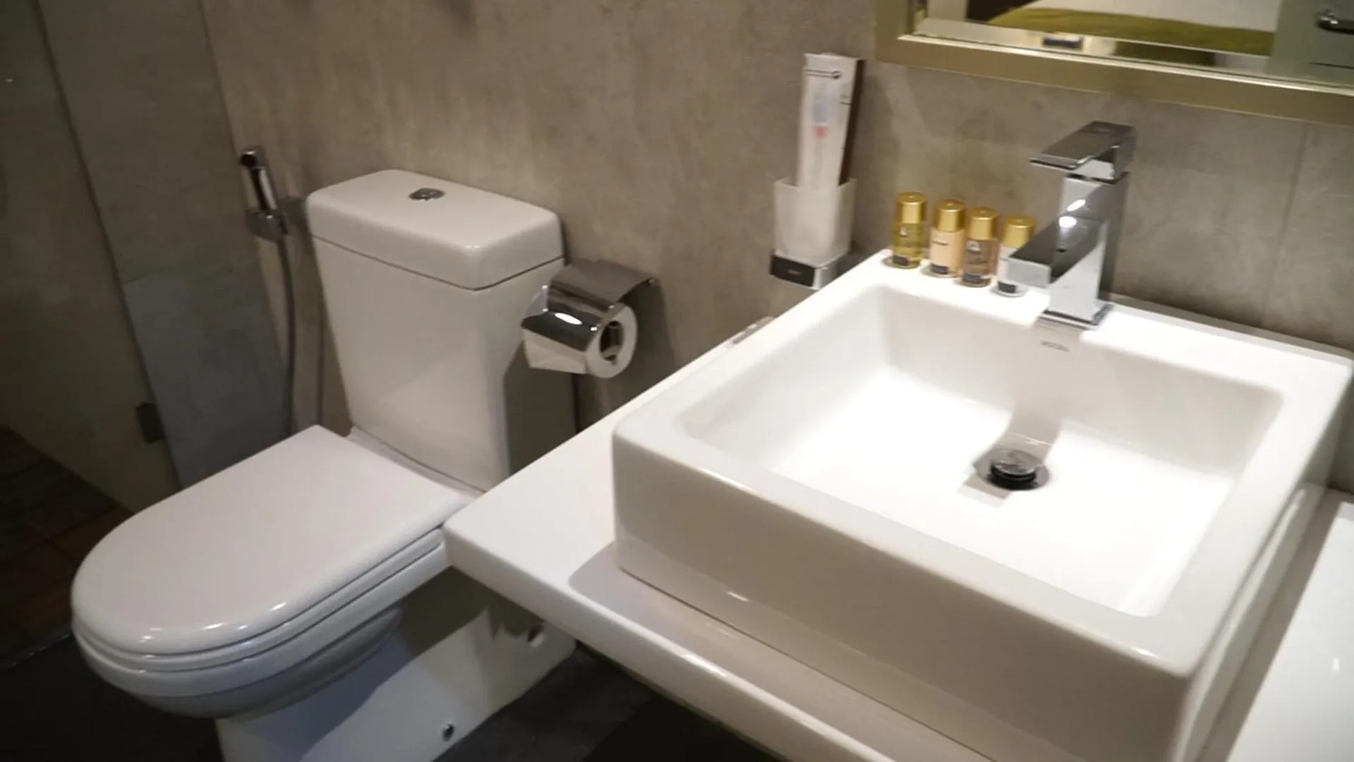 Bathroom in City Hotel Colombo 02