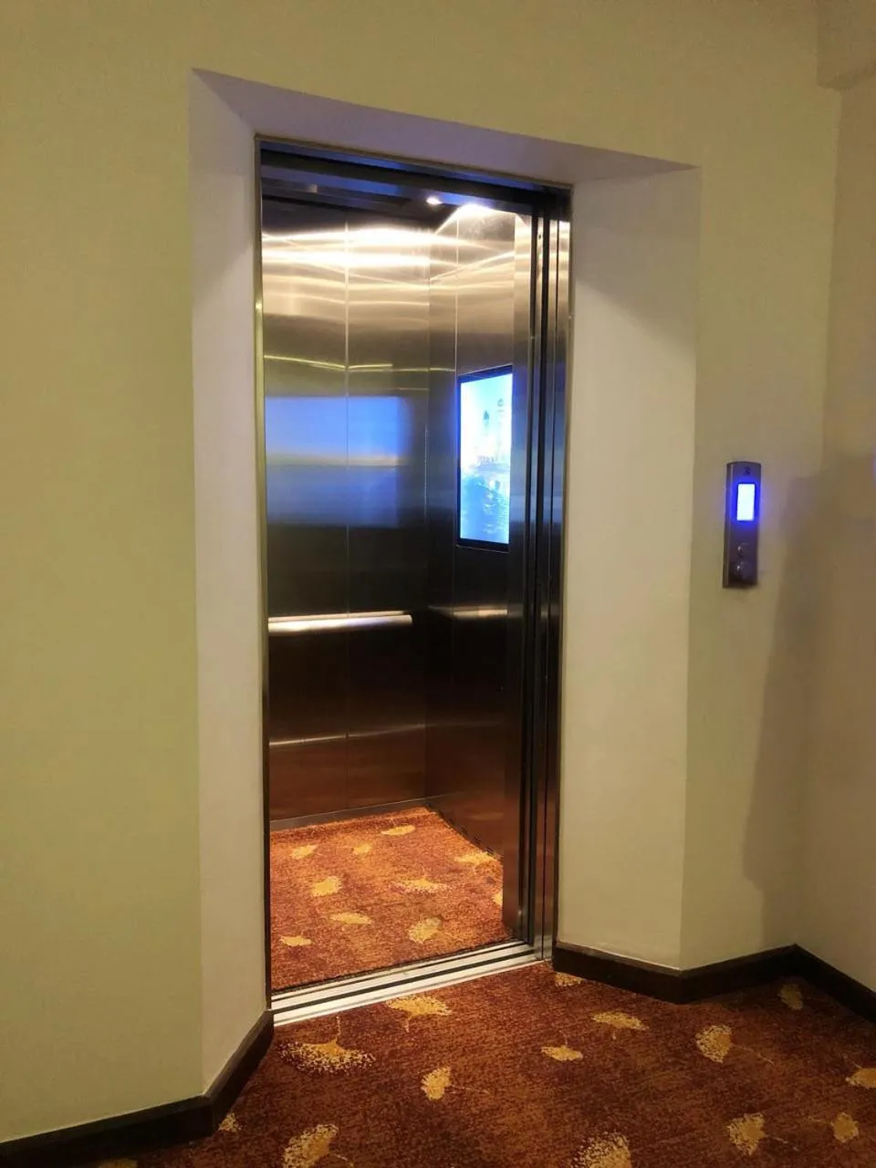 elevator in City Hotel Colombo 02