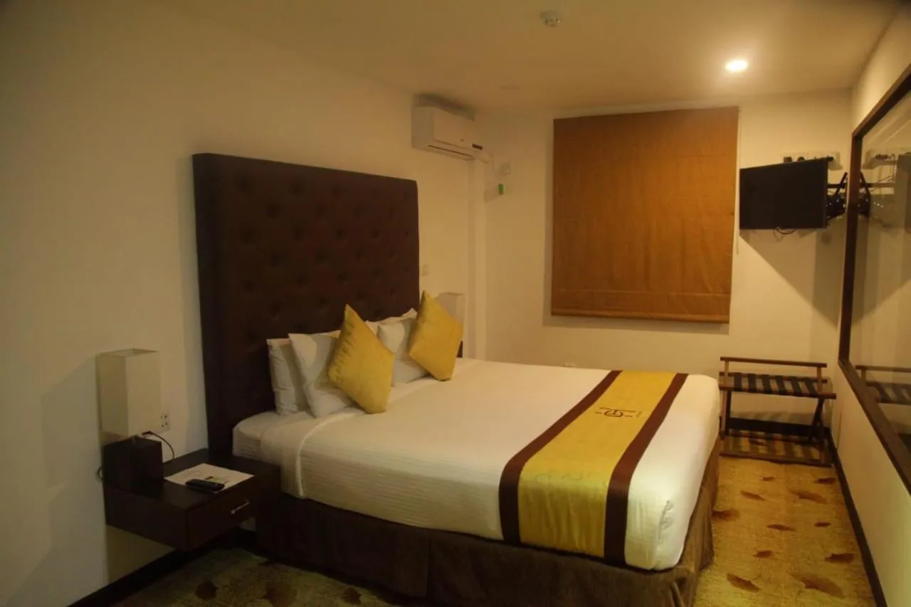 Bedroom, Bed in City Hotel Colombo 02