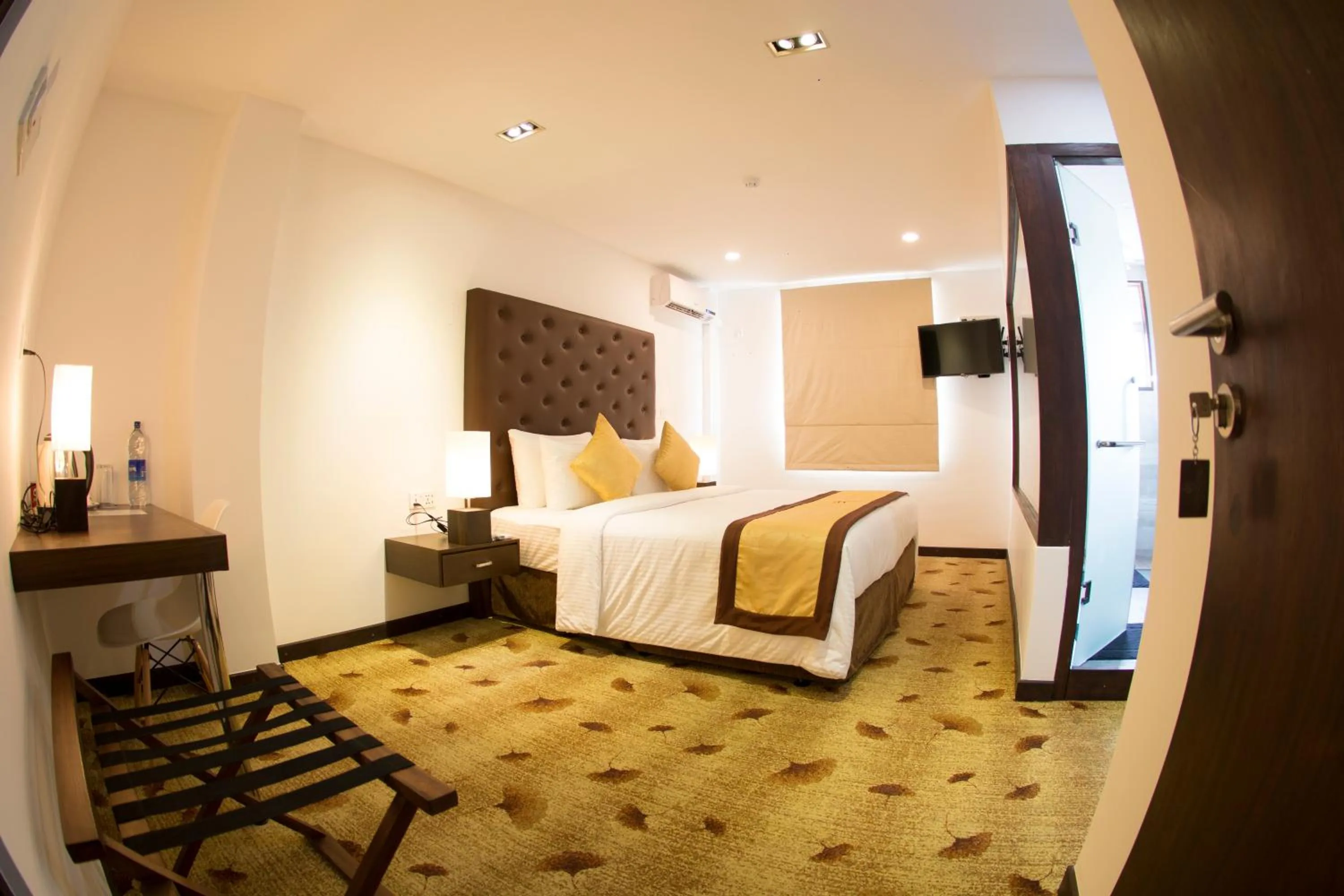 Photo of the whole room, Bed in City Hotel Colombo 02